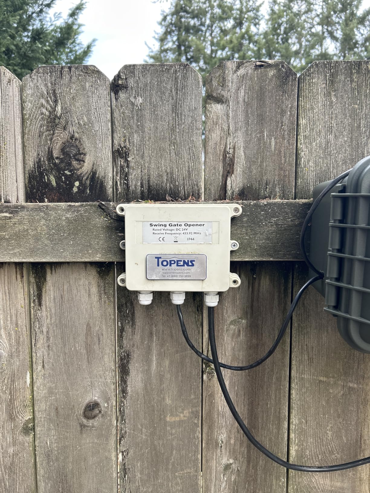 TOPENS A8S Automatic Solar Gate Opener for Heavy Duty Single Swing Gate Up to 18ft, Single Swing Gate Operator Battery Powered with Remote Control Kit Gate Motor Solar Panel Included customer photo 2