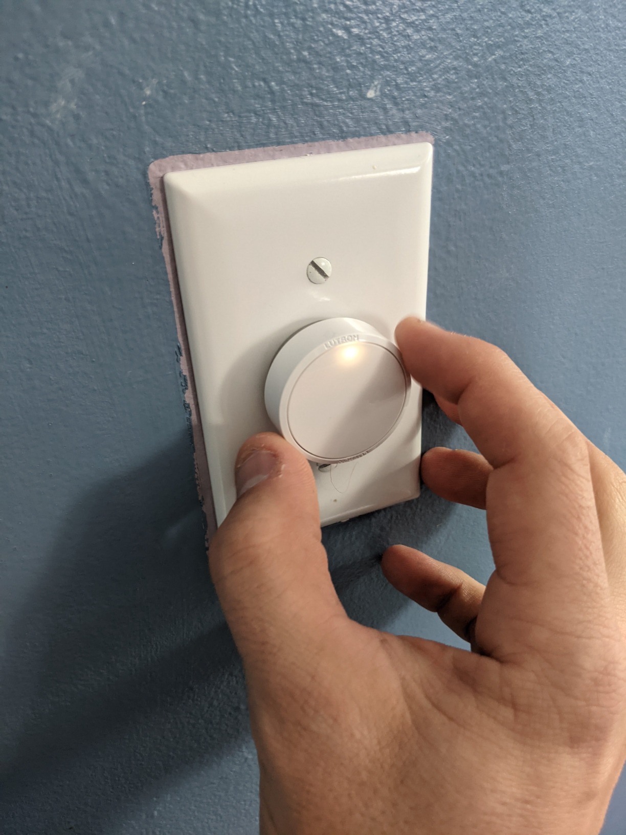 Lutron Aurora Smart Bulb Dimmer Switch for Philips Hue Smart Bulbs, Z3-1BRL-WH-L0, White customer photo 2