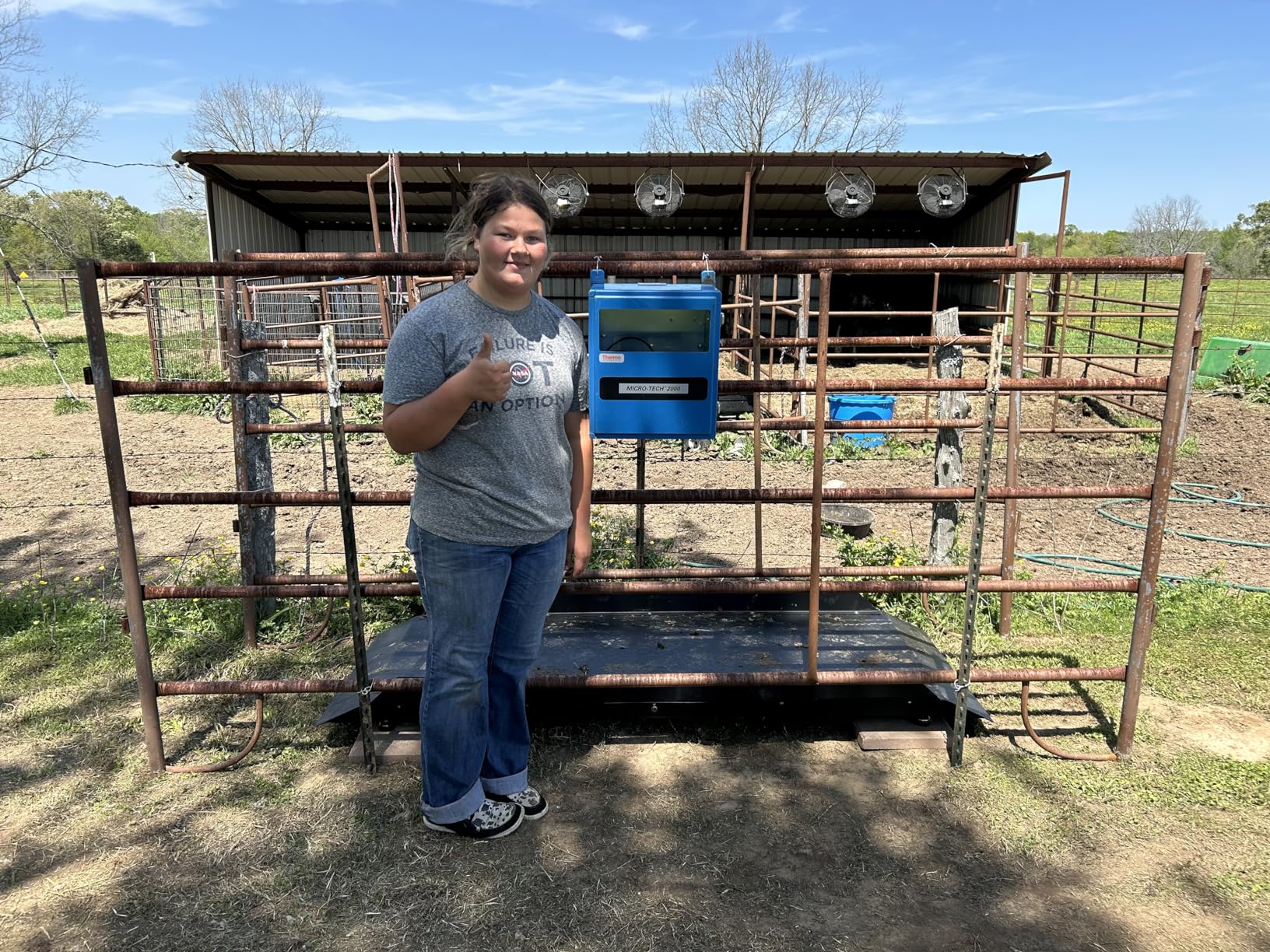 Large Farm Animal Scale Digital Livestock Weighing Equipment, Capacity 4000 x 1 lb for Cattle, Horse, Goat, Cow, Alpaca, 84x30 customer photo 1
