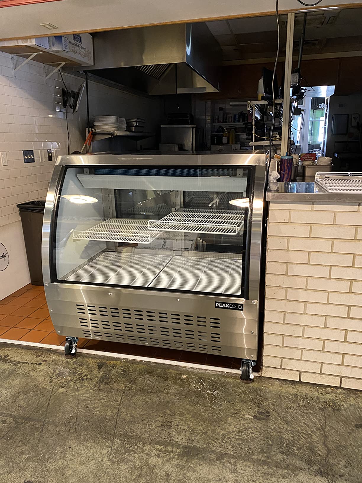 PEAKCOLD Curved Glass Refrigerated Deli Case - Meat or Seafood Display Showcase, Black; 82