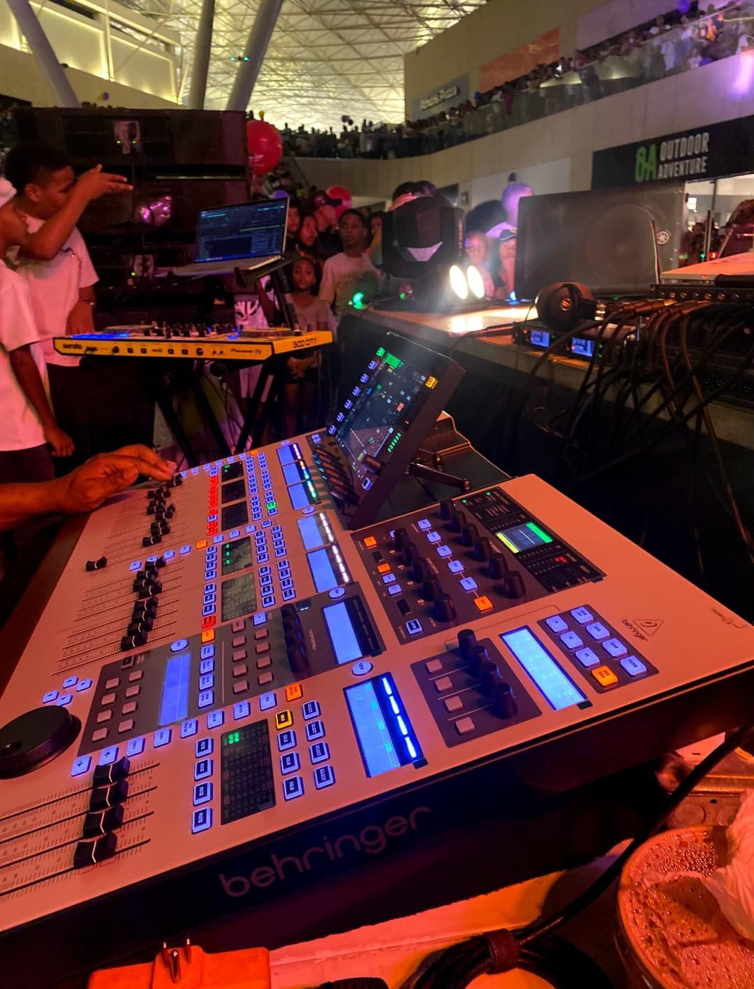 Behringer WING 48-Channel, 28-Bus Full Stereo Digital Mixing Console customer photo 2
