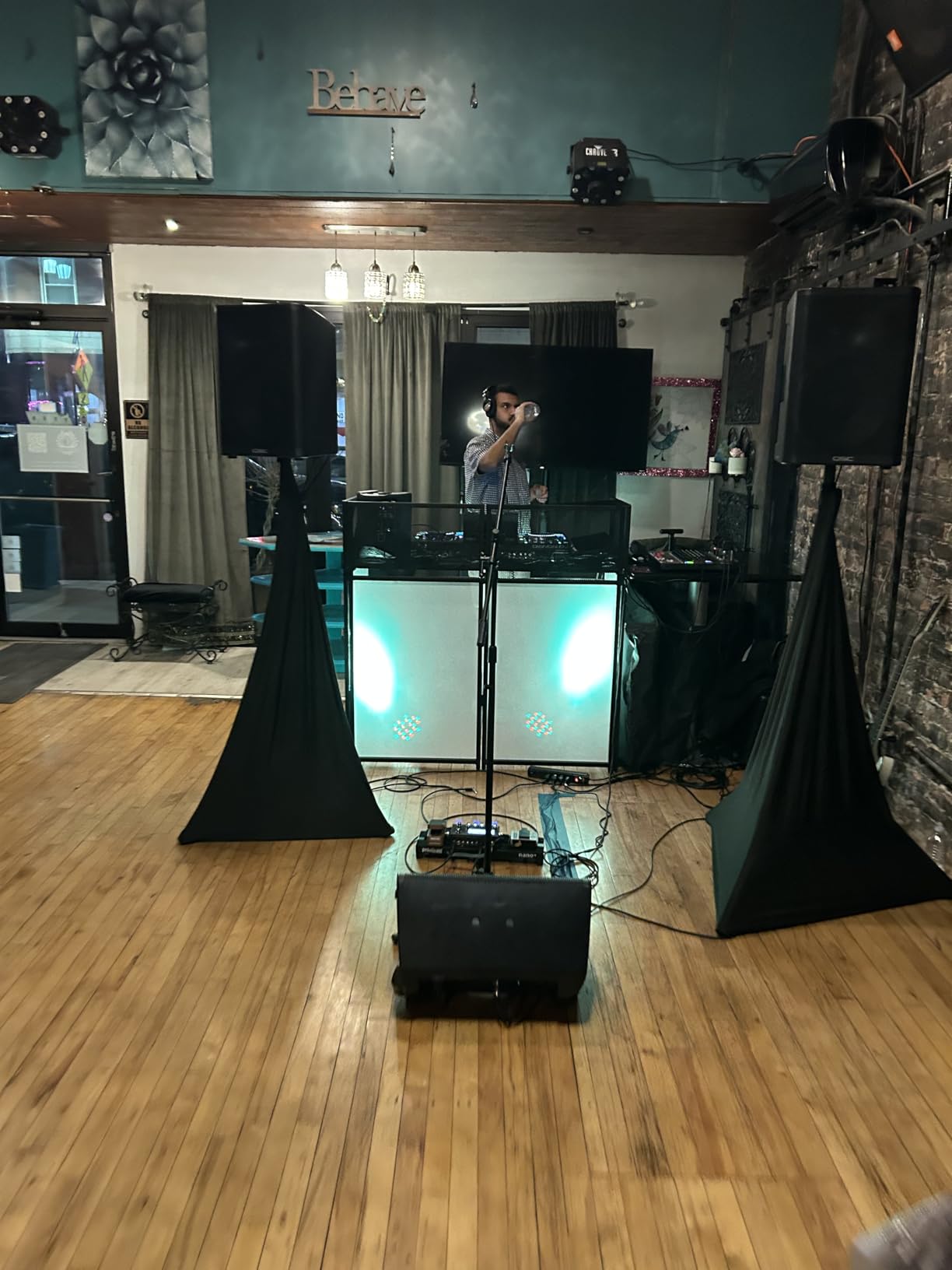Rockville ROCKBOOTH XL DJ Event Booth Facade with 24x48in Table, Detachable Table, Black/White Scrims, Foldable Design, for Professional DJs and Event Hosts customer photo 1