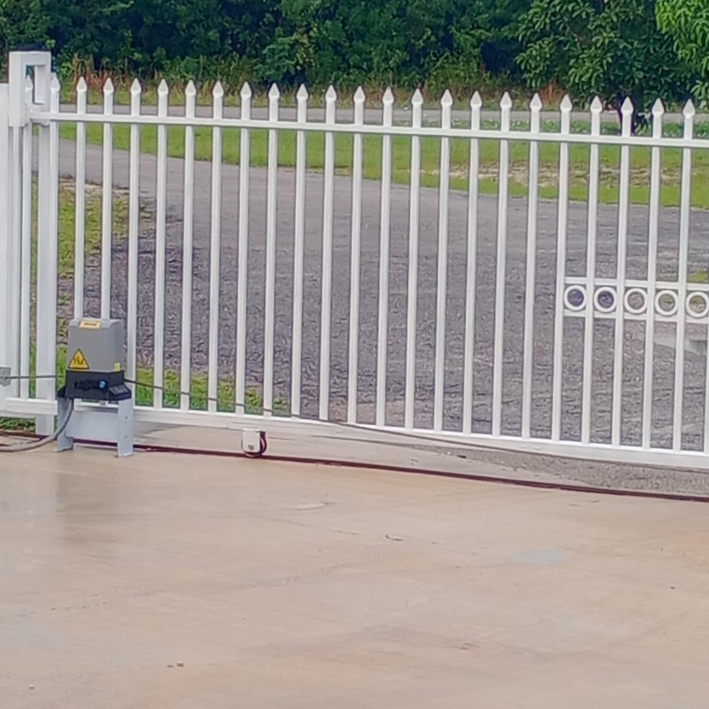 Vevor Automatic Sliding Gate Opener 1400LBS with 2 Remote Controls, Gate Operator Hardware Kit for Security, Move Speed 43ft Per Min, Electric Rolling Driveway Slide Gate Motor customer photo 1