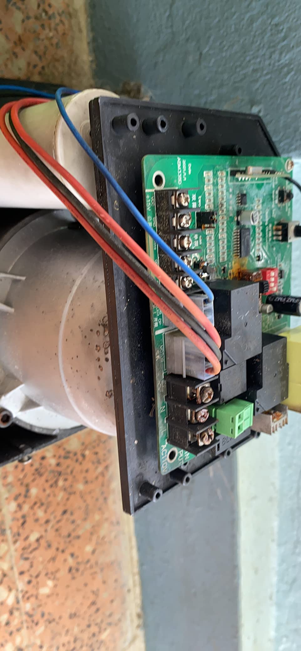 Vevor Automatic Sliding Gate Opener 1400LBS with 2 Remote Controls, Gate Operator Hardware Kit for Security, Move Speed 43ft Per Min, Electric Rolling Driveway Slide Gate Motor customer photo 2