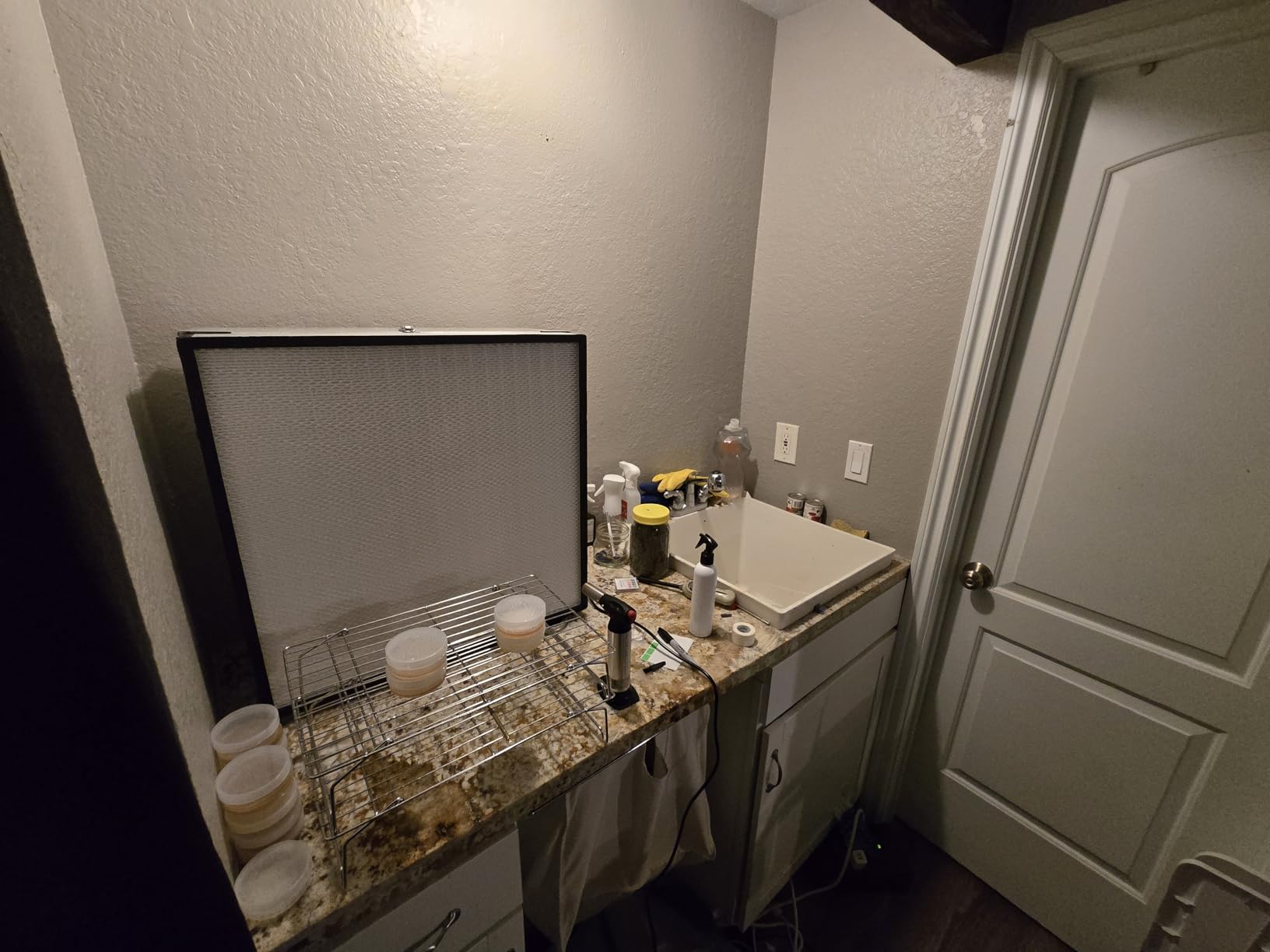 YJINGRUI Laminar Flow Hood, H-14 HEPA Filter with Safety Locks, Class 100/ ISO Class 5 Cleanliness, Fan Filter Unit 22.6x22.6in Flow Hood Mycology/Clean Room/Laboratory 110V customer photo 1