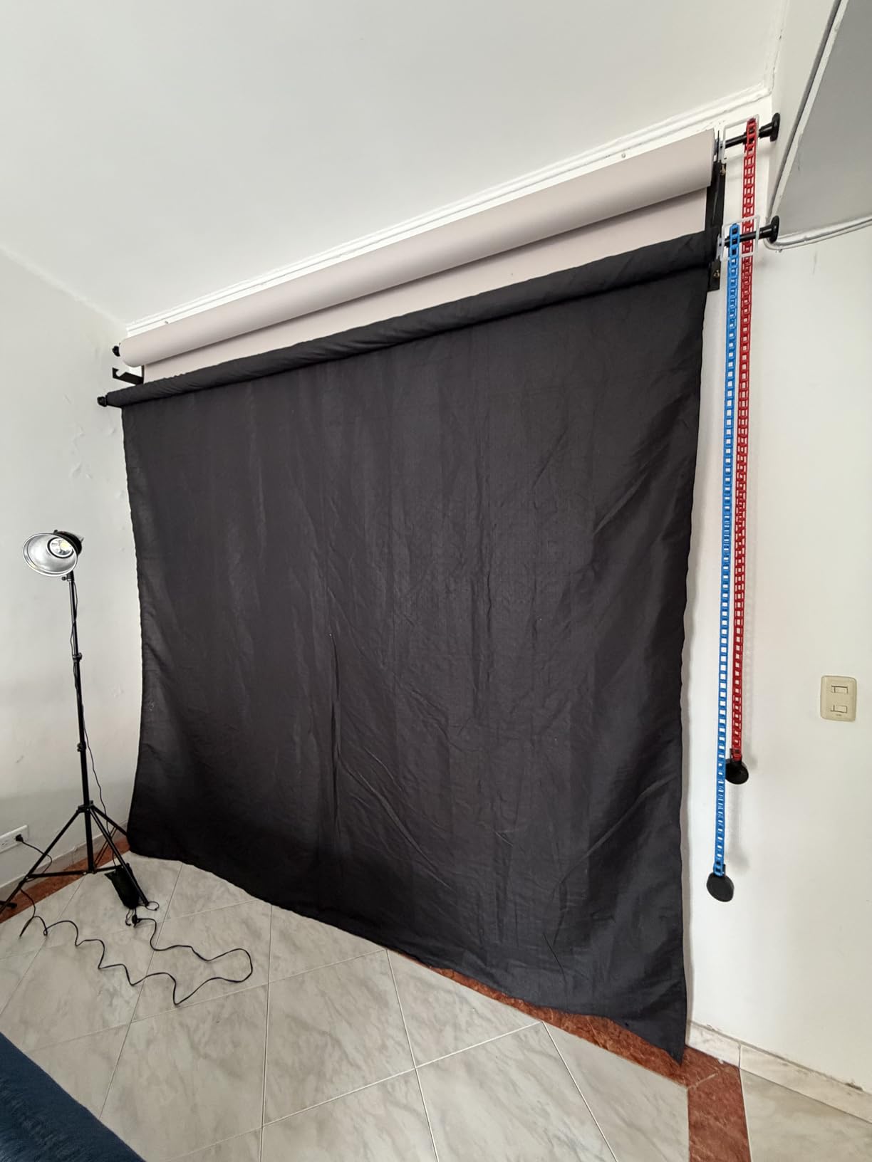 Photography Backdrop Wall Mount 3 Roller Support System, Manual Photo Background Ceiling Holder, Including 2 Tri-fold Hooks, 6 Expand Bars, 3 Chains, for Home Studio Live Stream Game Video customer photo 1