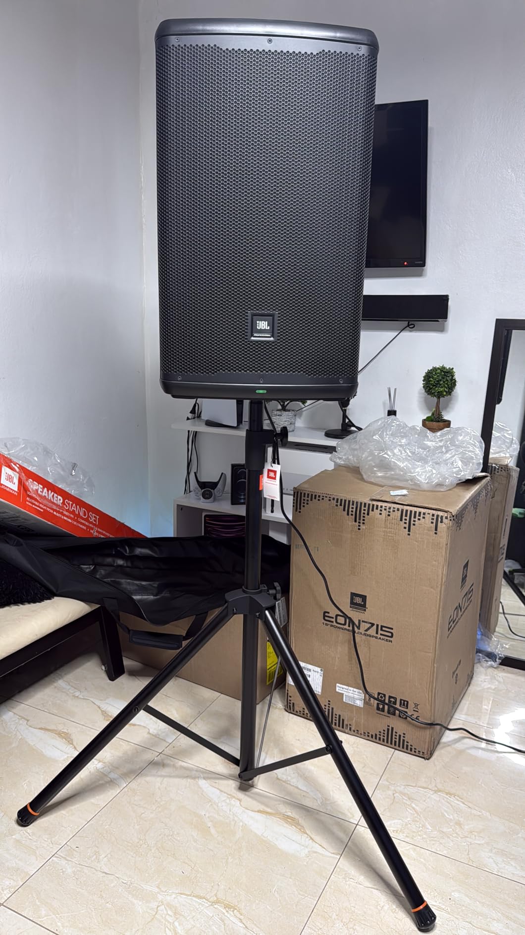 JBL Professional EON710 Powered PA Speaker with Bluetooth, 10 inch, 1300 Watt, Wired Electric, Black customer photo 1