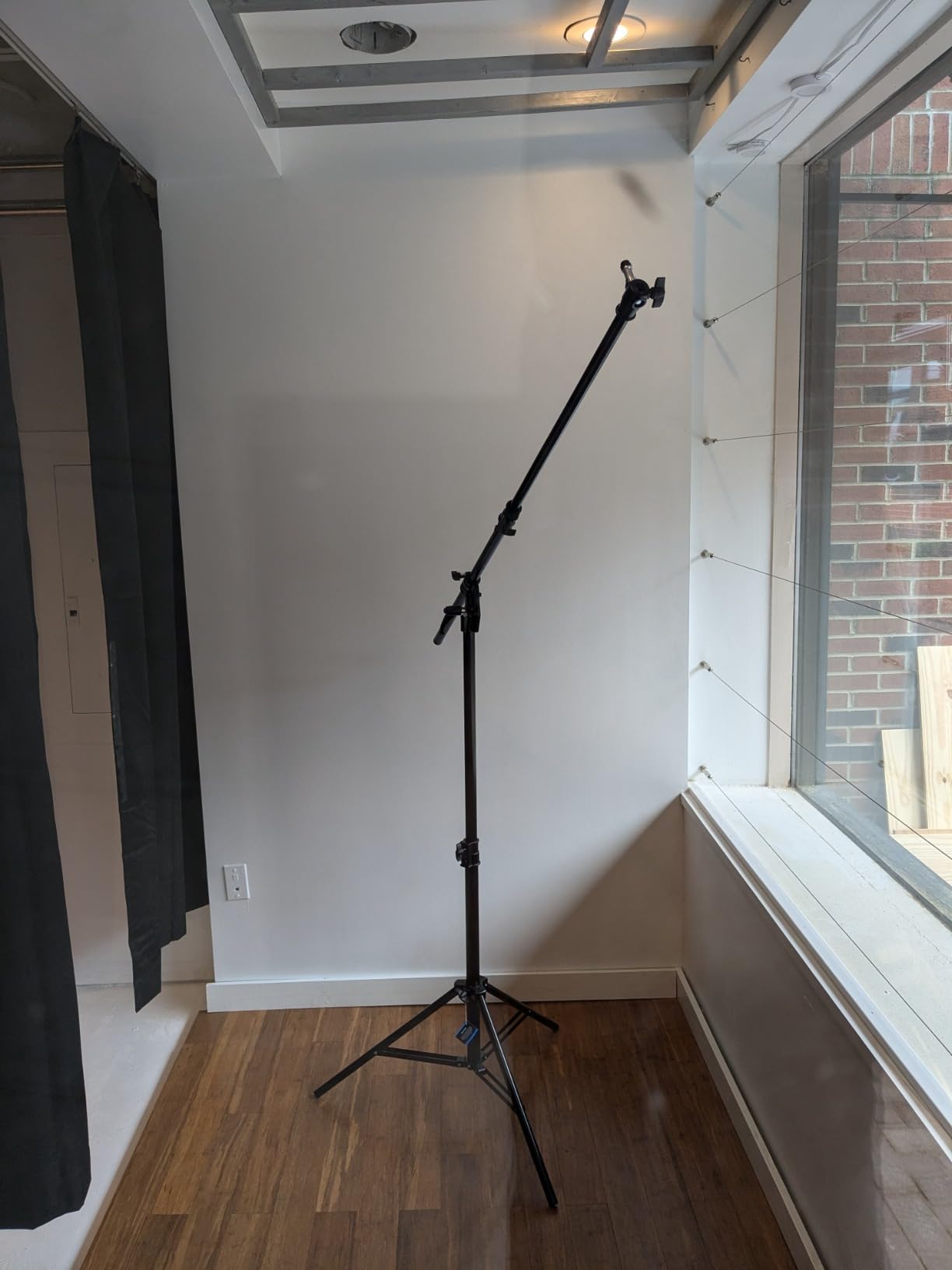 Neewer 2-in-1 Photography Light Stand, Aluminum Alloy 9.7ft Heavy Duty Tripod Stand with 3.8ft Boom Arm and Empty Sandbag for Video Light, Strobe, Reflector, Softbox for Studio Photo Video Shooting customer photo 1