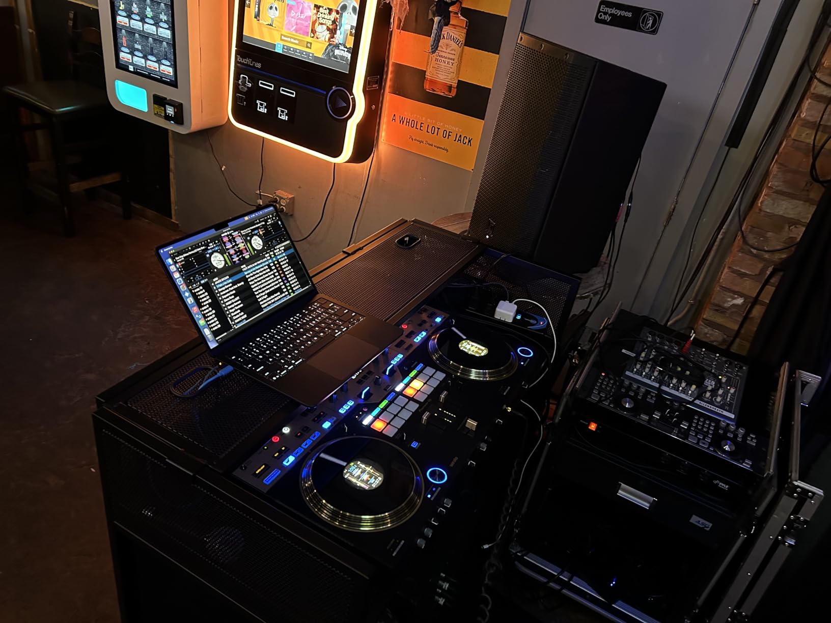 XF-VISTA BL MK2 VISTA VISTA DJ Booth Facade Table Station with White/Black Scrim kit and Padded Travel Bag | Black Hardware customer photo 1