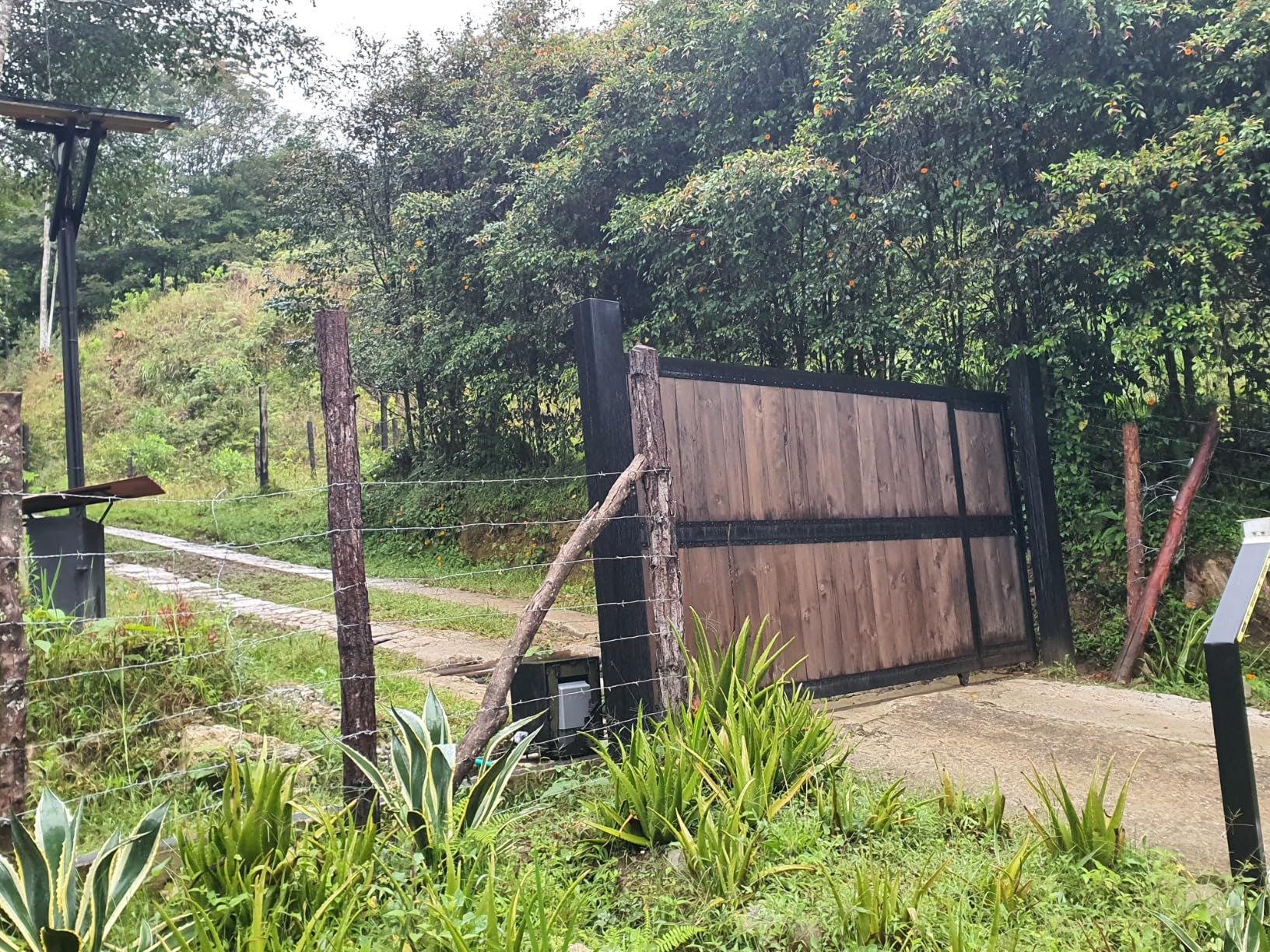 Blütezeit 1800lb Automatic Sliding Gate Opener, 370W Rack Drive Motor with 2 Remote Controls & IR Sensor, 1/2HP Electric Rolling Driveway Slide Gate Motor, Complete Hardware Kit for Gates up to 40ft customer photo 2