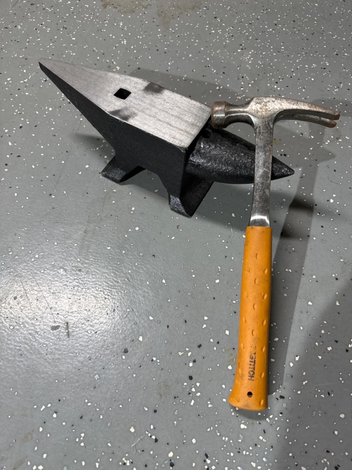 VEVOR Cast Steel Anvil, 22 Lbs(10kg) Double-Horn Anvil with Large Countertop and Stable Base, High Hardness Rugged Round Horn Anvil Blacksmith, for Bending, Shaping customer photo 1