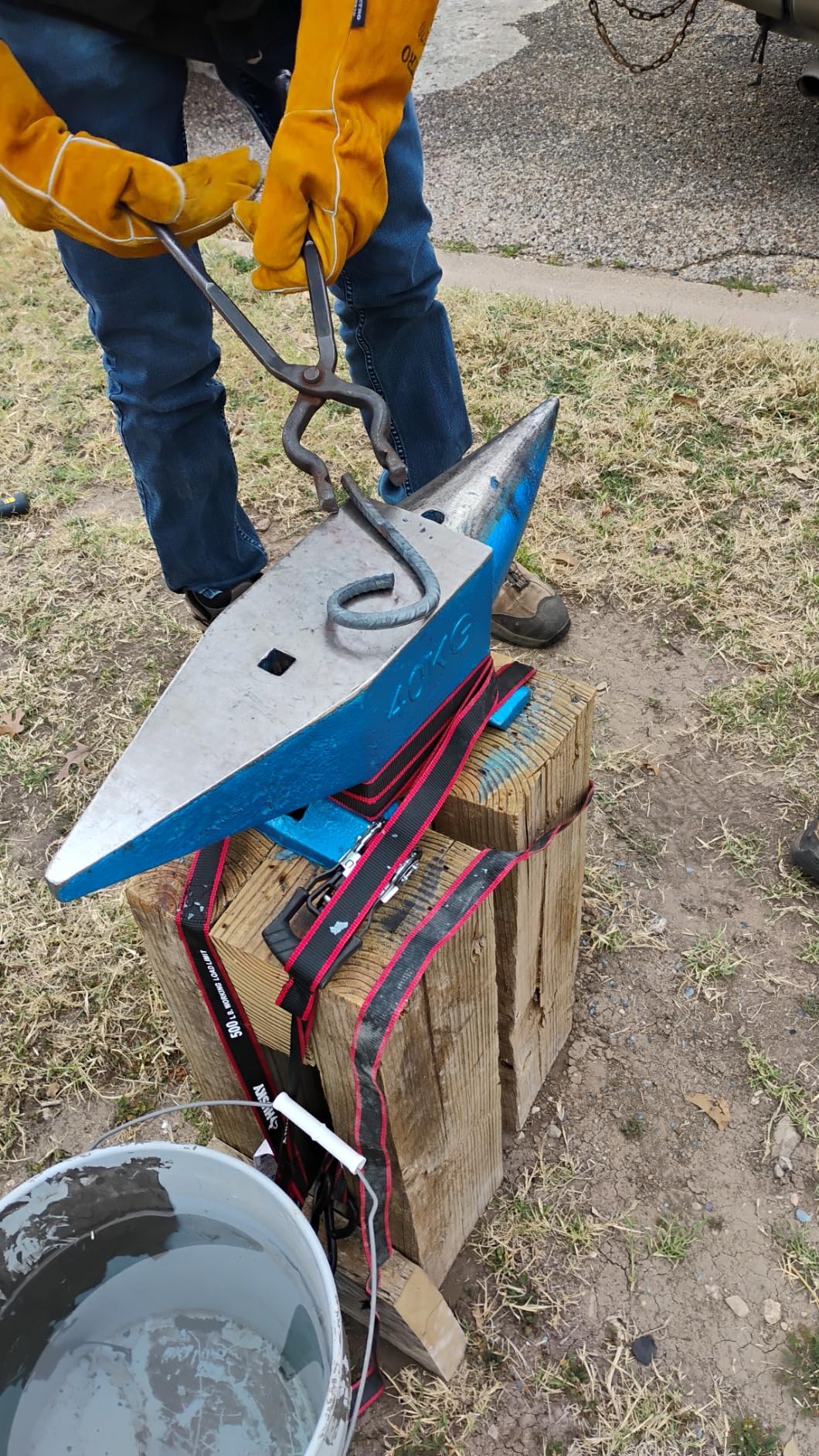 VEVOR Cast Steel Anvil, 22 Lbs(10kg) Double-Horn Anvil with Large Countertop and Stable Base, High Hardness Rugged Round Horn Anvil Blacksmith, for Bending, Shaping customer photo 2