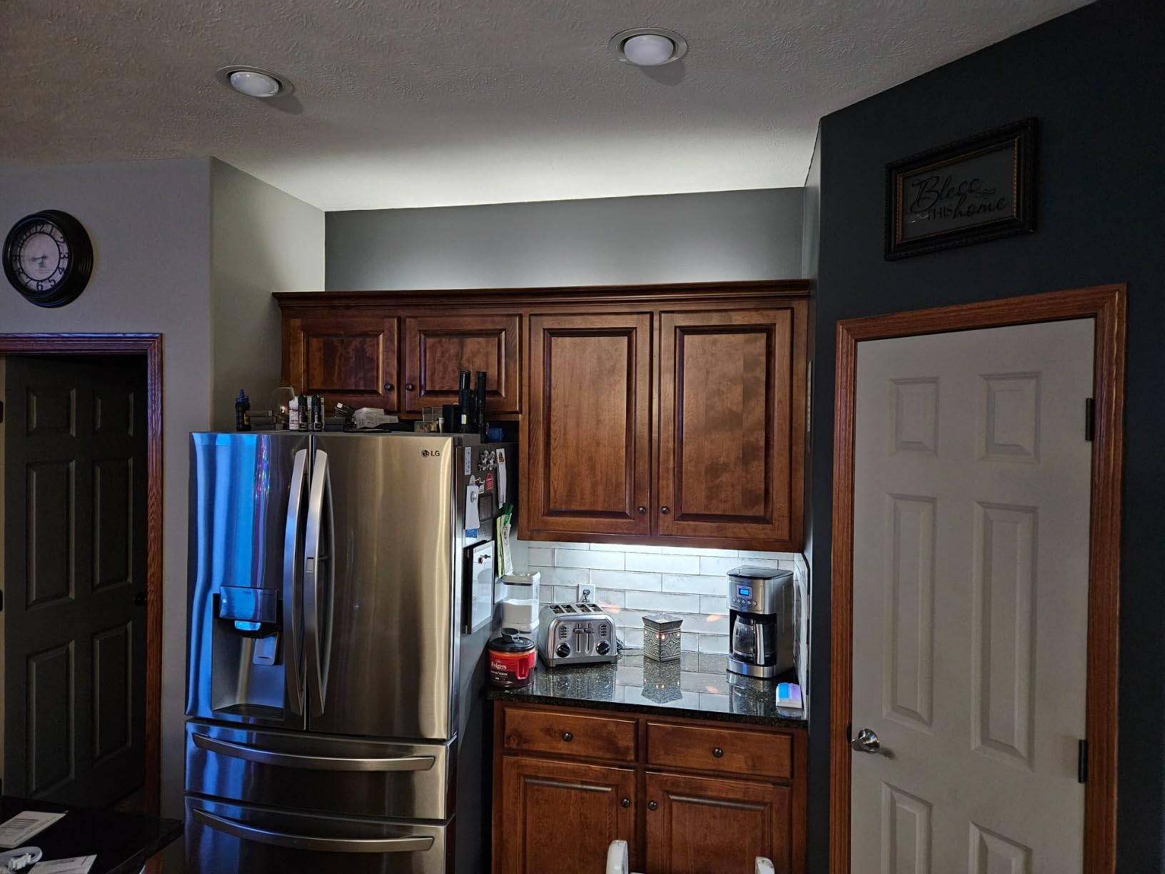 Under Cabinet LED Lights Kit. RGB Color Changing & Super Bright White Lighting. Dimmable with Remote. 6 pcs Linkable LED Light Strips with Power Supply, Extension Cords. Plug in. Max 24W. RGB + 5000K customer photo 1