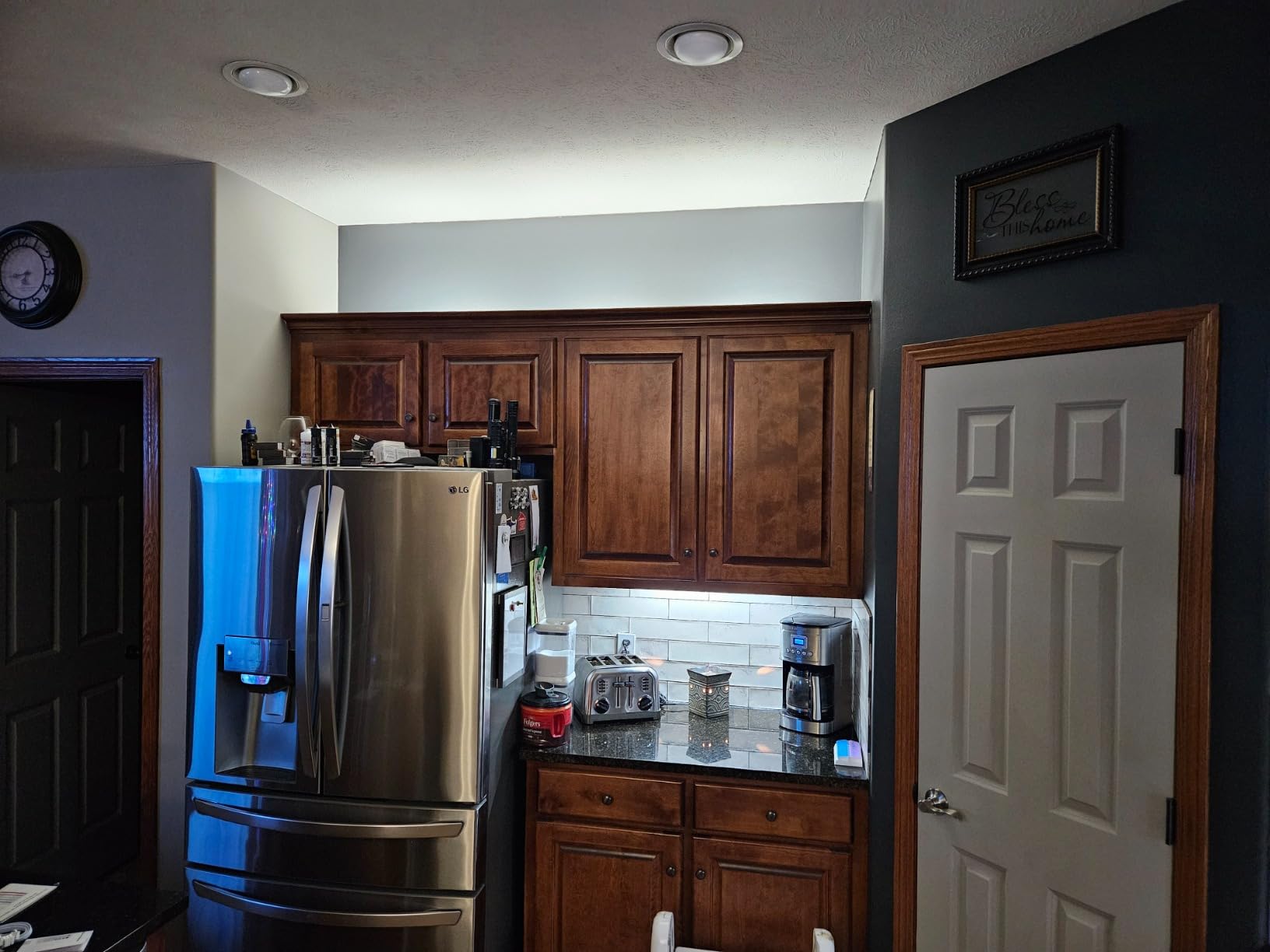 Under Cabinet LED Lights Kit. RGB Color Changing & Super Bright White Lighting. Dimmable with Remote. 6 pcs Linkable LED Light Strips with Power Supply, Extension Cords. Plug in. Max 24W. RGB + 5000K customer photo 2