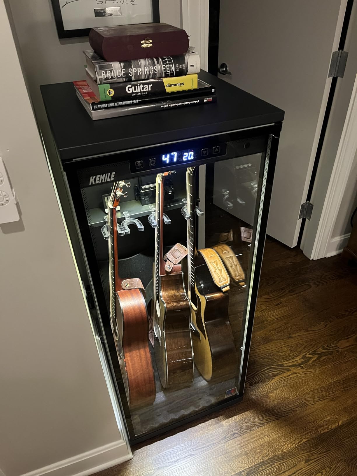 Guitar Display Case with Humidity Control, 270° Tempered Glass for 1-3 Guitars & Ukuleles, Digital Hygrometer, Lockable, 45-60% RH customer photo 1