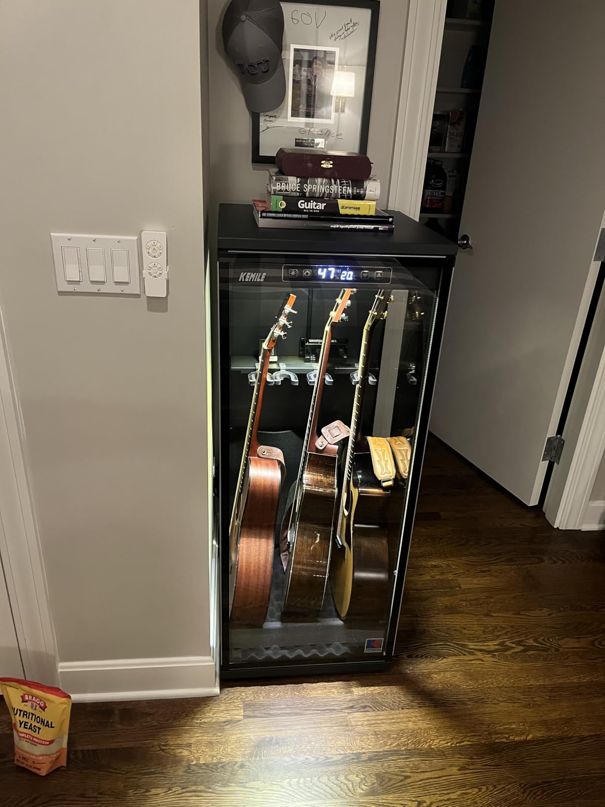 Guitar Display Case with Humidity Control, 270° Tempered Glass for 1-3 Guitars & Ukuleles, Digital Hygrometer, Lockable, 45-60% RH customer photo 2