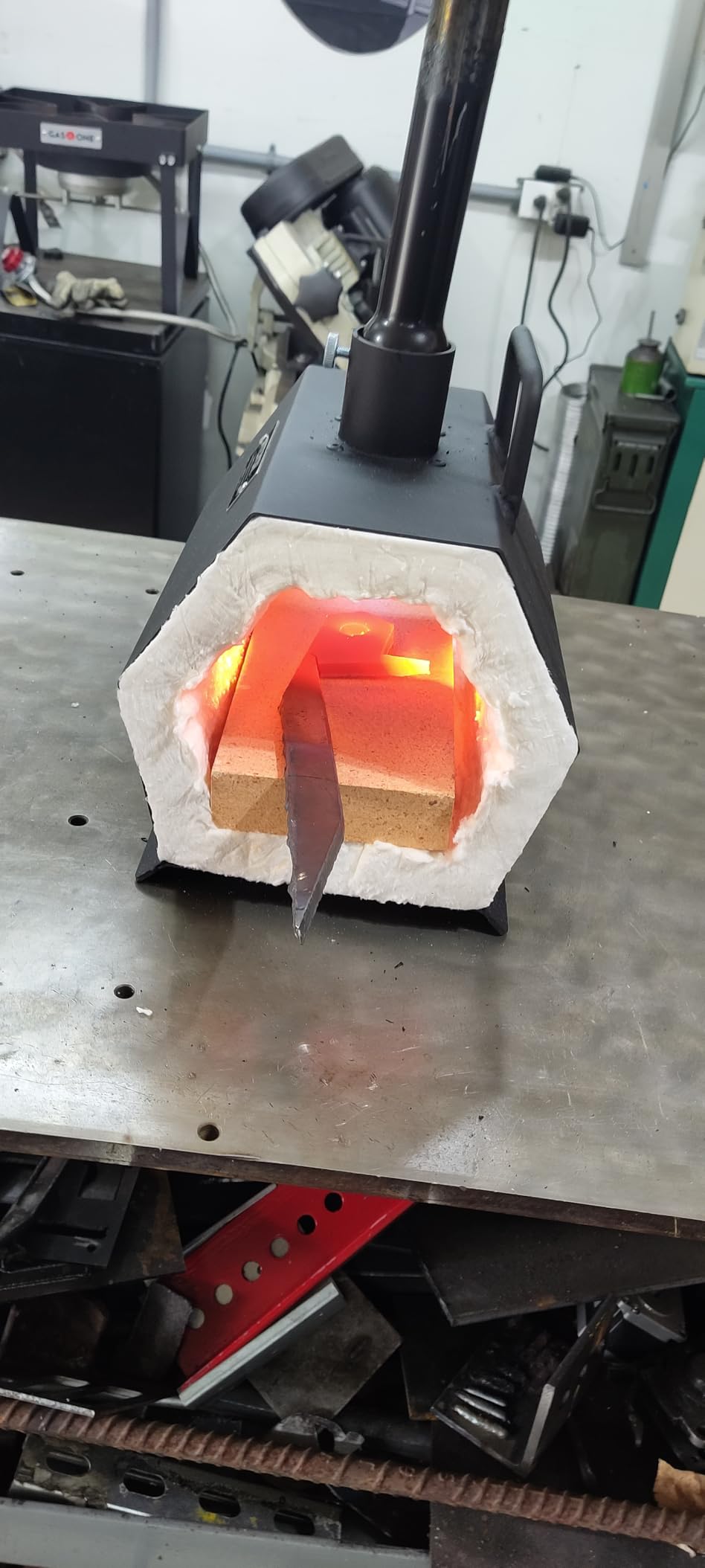 VEVOR Propane Forge Portable, Single Burner 2600°F Metal and Knife Forge, Large Capacity Blacksmithing Farrier Forges, Gas Forging Tools and Equipment, Complete Mini Forge Kit customer photo 2