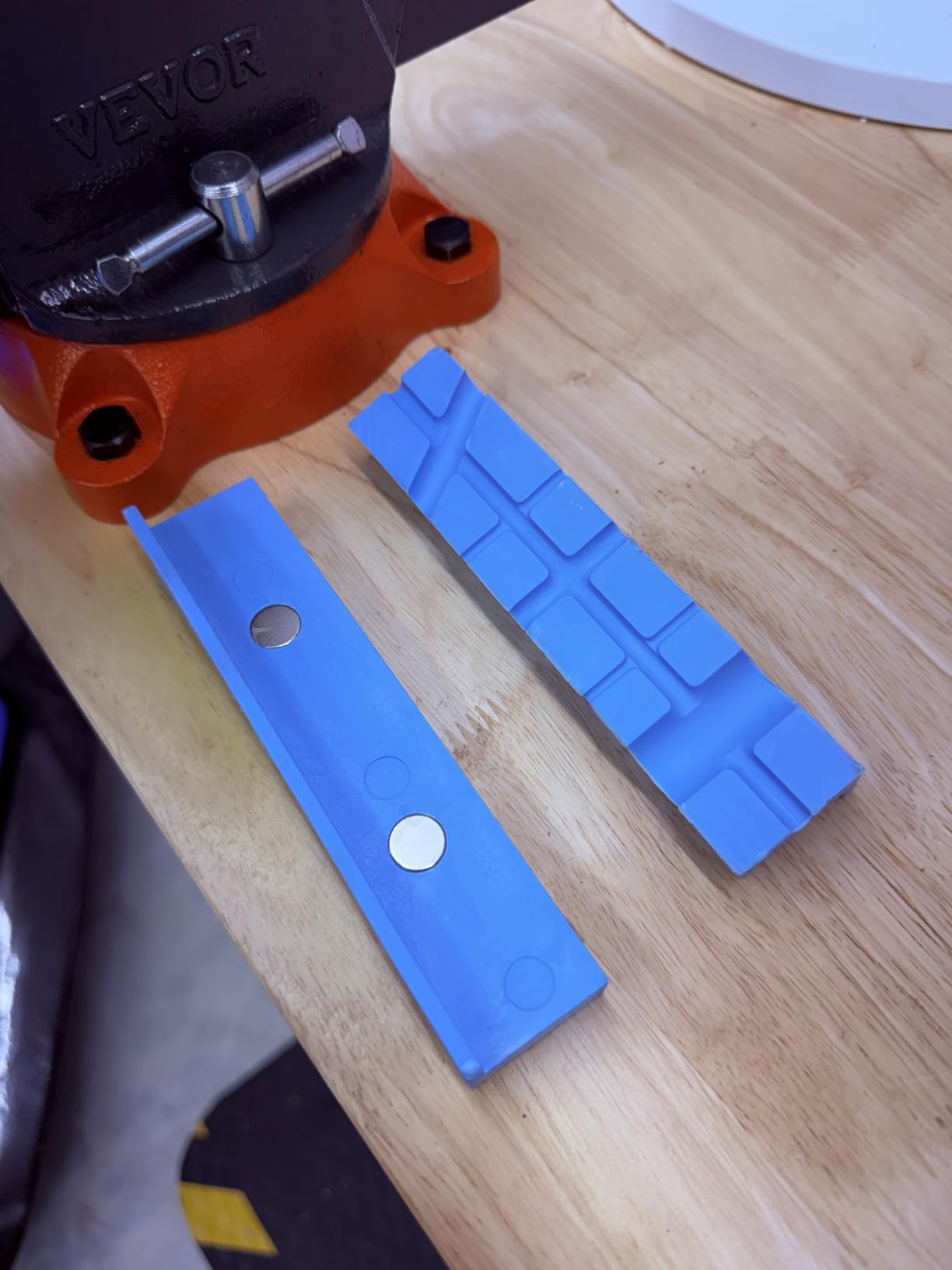 VEVOR Bench Vise, 6-inch Jaw Width 5.9-inch Jaw Opening, 360-Degree Swivel Locking Base Multipurpose Vise w/Anvil, Heavy Duty Ductile Iron Workbench Vise w/Bolts & Nuts, for Drilling, Pipe Cutting customer photo 1