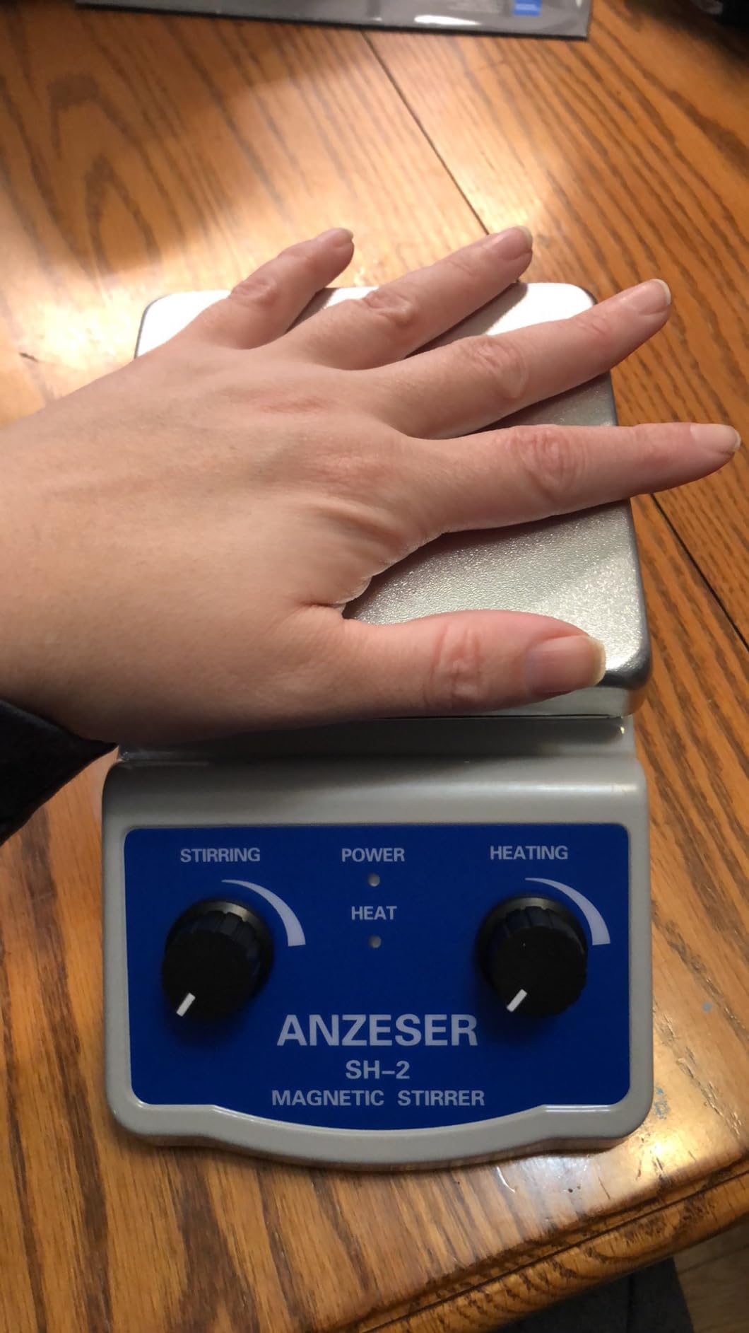 Magnetic Stirrer Hot Plate w/Stir Bar,100-2000rpm Magnetic Hotplate Stirrer, 180W Heating Power Hot Plate Stirrer, Max 520°F Hot Plate with Magnetic Stirrer customer photo 1