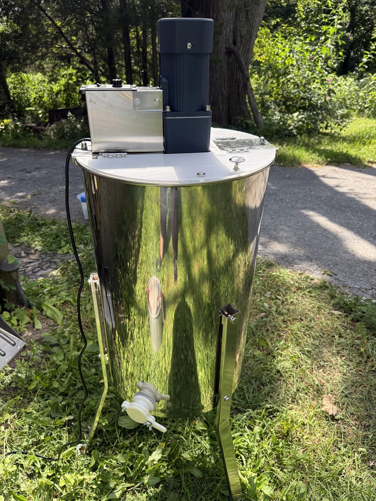 VEVOR Electric Honey Extractor, 2/4 Frame Stainless Steel Beekeeping Extraction, Honeycomb Drum Spinner with Transparent Lid, Apiary Centrifuge Equipment with Height Adjustable Stand customer photo 1