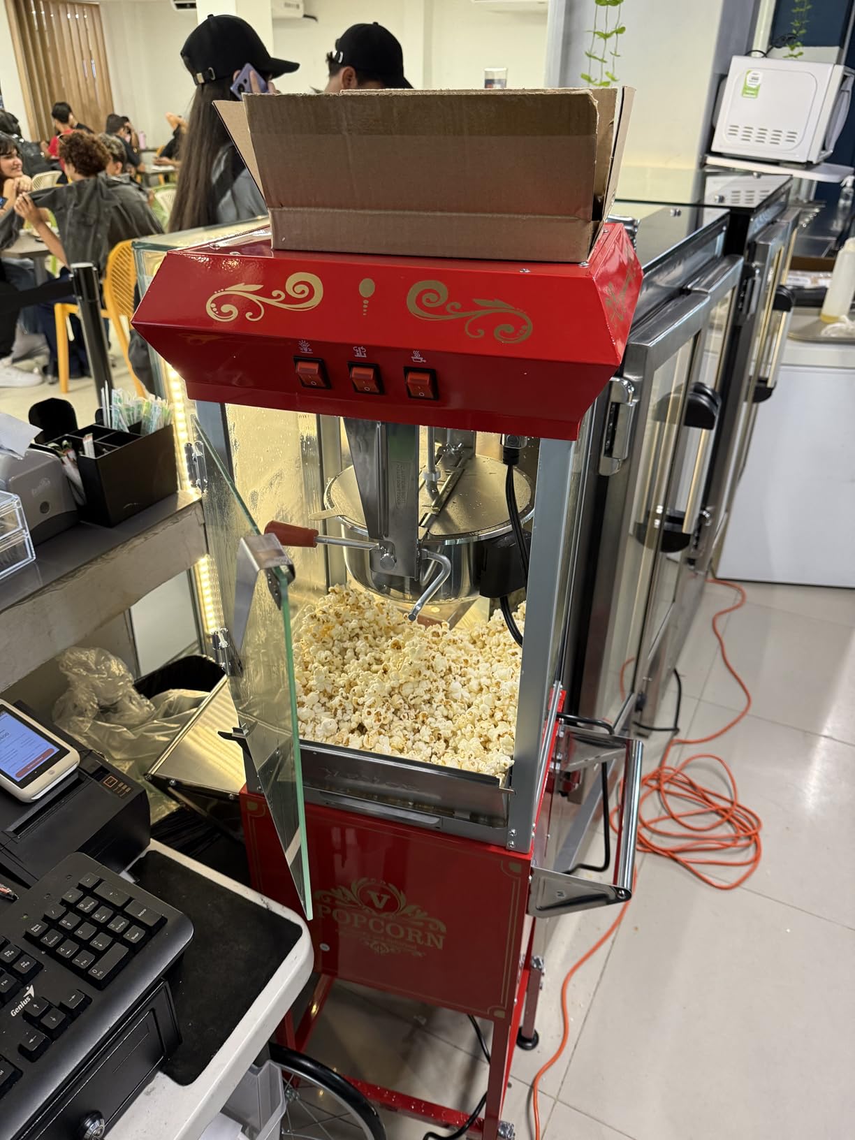 VEVOR Commercial Popcorn Machine, 8 Oz Kettle, 850 W Popcorn Maker on Wheels for 48 Cups per Batch, Theater Style Popper with 3-Switch Control Steel Frame Tempered Glass Doors Cart customer photo 2