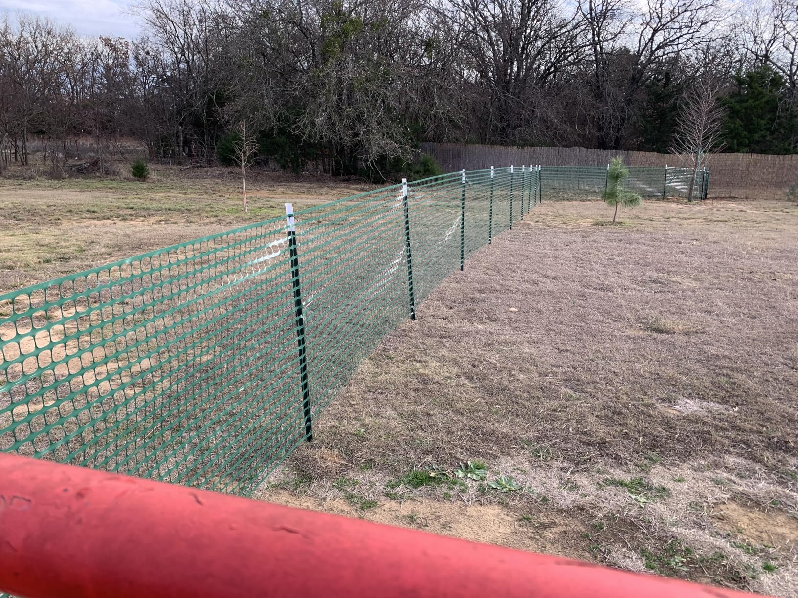 PotatoLife Plastic Mesh Fence Safety Fence, 4'x100' Roll with 100 Zip Ties, Resuable Temporary Netting for Garden Fencing, Construction, Snow Fencing, Animal Barrier, Poultry, Deer, Patio, Green customer photo 1