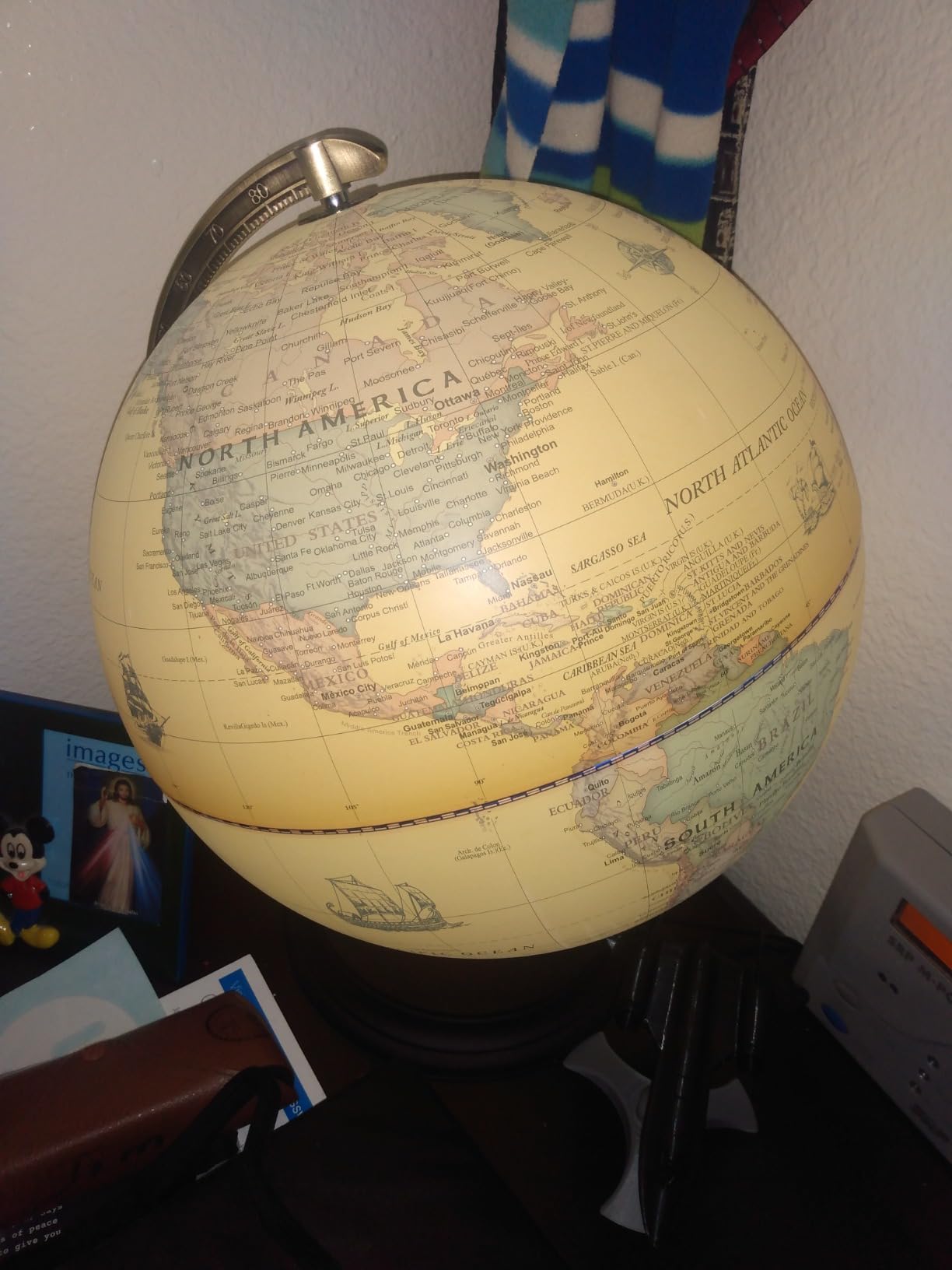 12'' Retro Illuminated World Globe with Wooden Stand, 2-1 Educ & Décor Antique Night Light up Globe Built in LED & HD Printed Map, Antique Illuminated Glob for Adults & Kids, Home Décor, Office customer photo 2