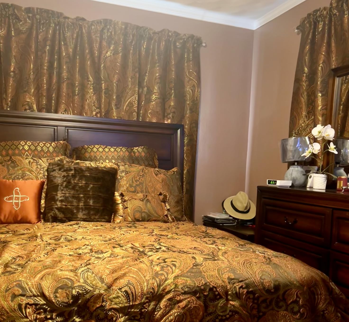 Loom and Mill 9-Piece Jacquard Comforter Sets King, Classic Paisley Design Bed in a Bag, Luxury Vintage Damask Bedding Set with Euro Shams, Bedskirt, Filled Decorative Pillow for Home(King) customer photo 2