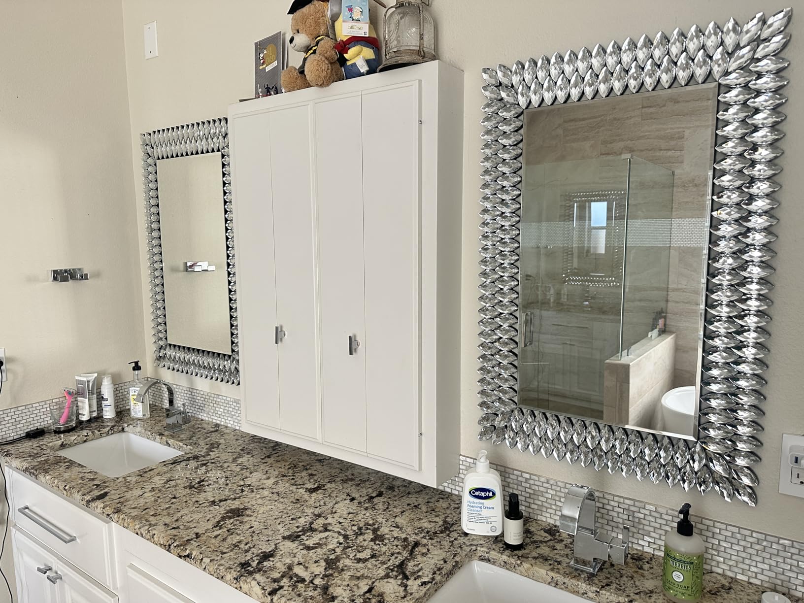 Kelly Miller Round Jeweled Mirror for Wall Decor, 32 in Modern Decorative Wall Mirror with Luxury Diamonds Beveled Vanity Mirror customer photo 2