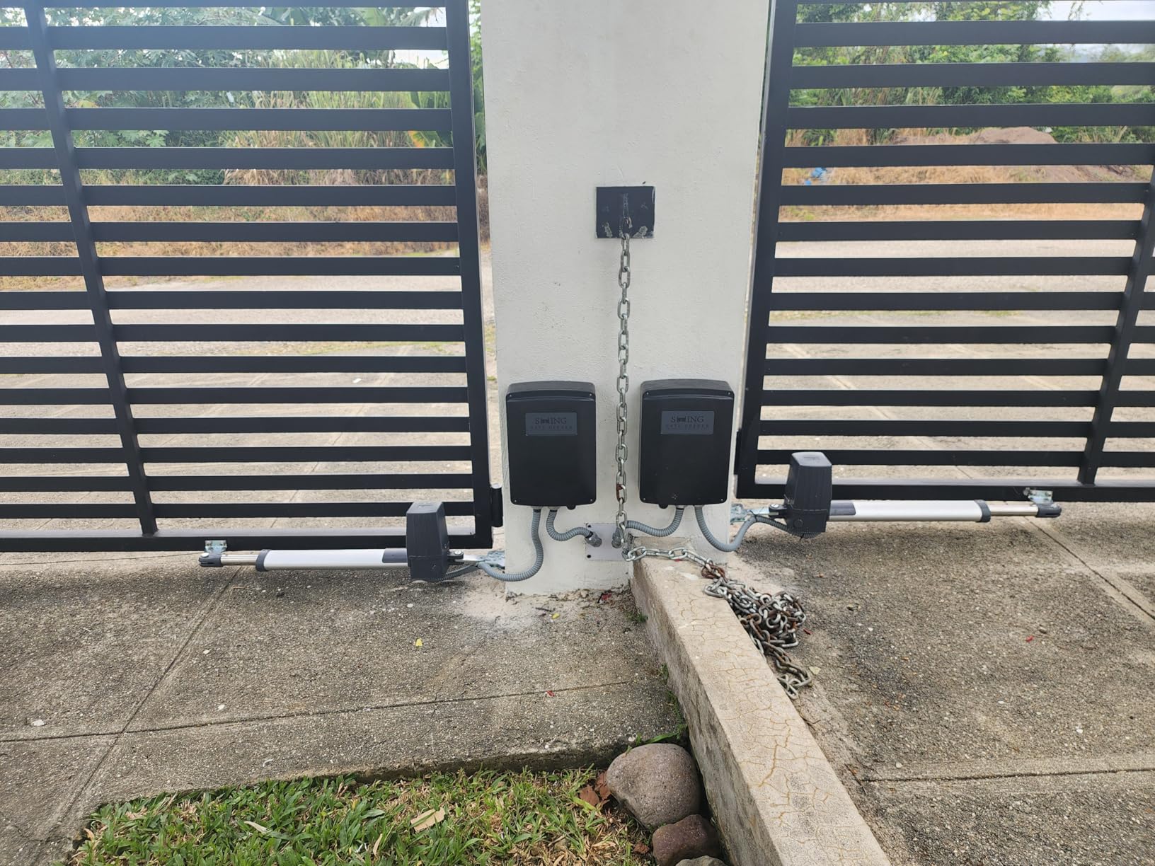 CO-Z ADSW4 Automatic Gate Opener Kit, Dual Swing Gate Openers for Doors up to 1300lb 20ft, Electric Driveway Gate Openers with Remote Kit Infrared Sensors Equipped Solar Battery Charging Compatible customer photo 1