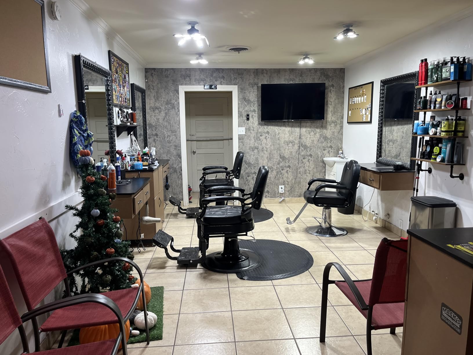 Winado Heavy Duty Vintage Recline Barber Chair Hydraulic with Headrest, Supports up to 700lbs & 360° Rotatable customer photo 1