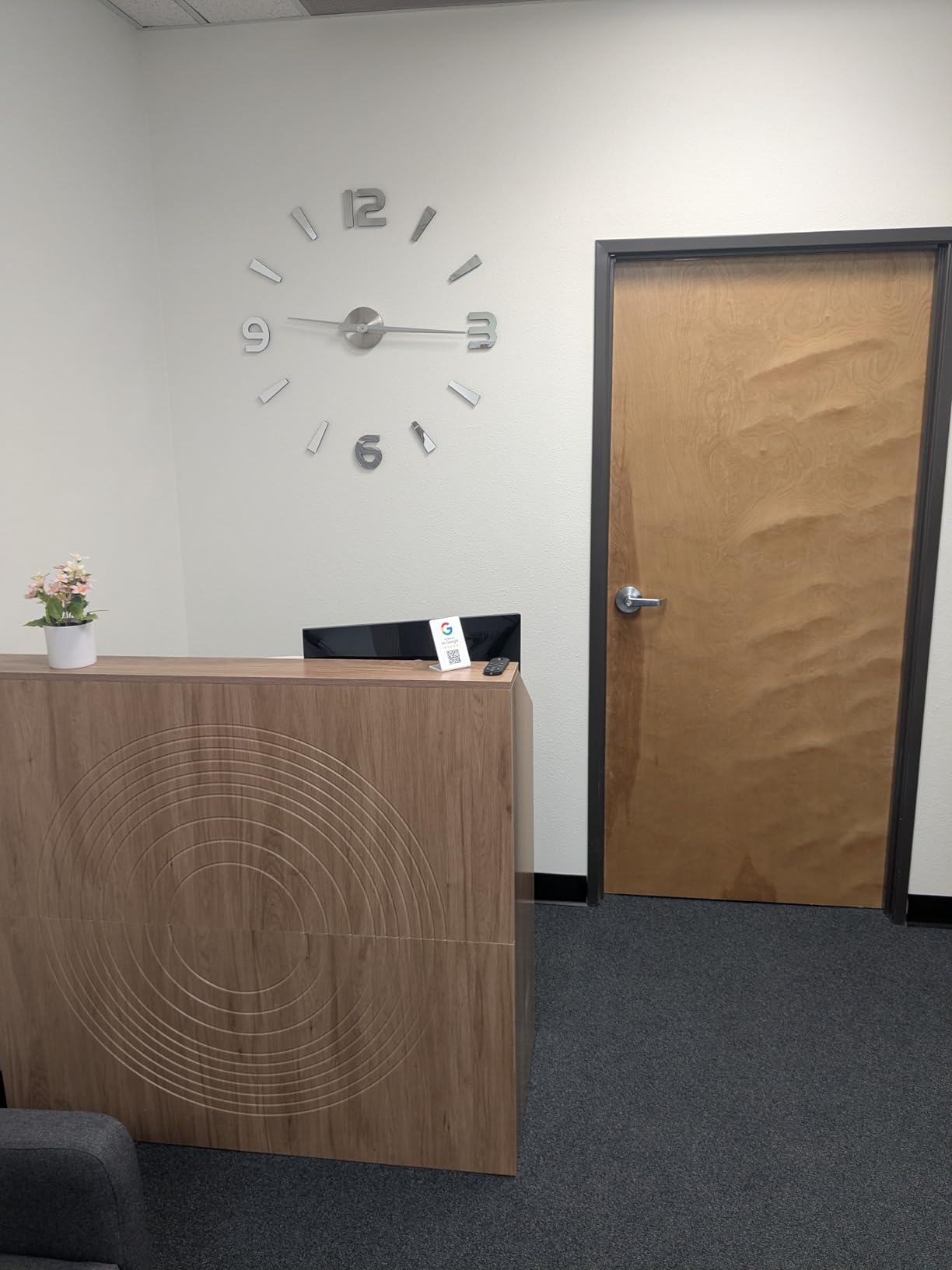 Tribesigns Reception Desk with Counter, Modern Front Desk Reception Room Table with Cable Grommet, 47 inch Retail Counter for Checkout, Lobby, Beauty Salon, Home Office Desk, Oak customer photo 1