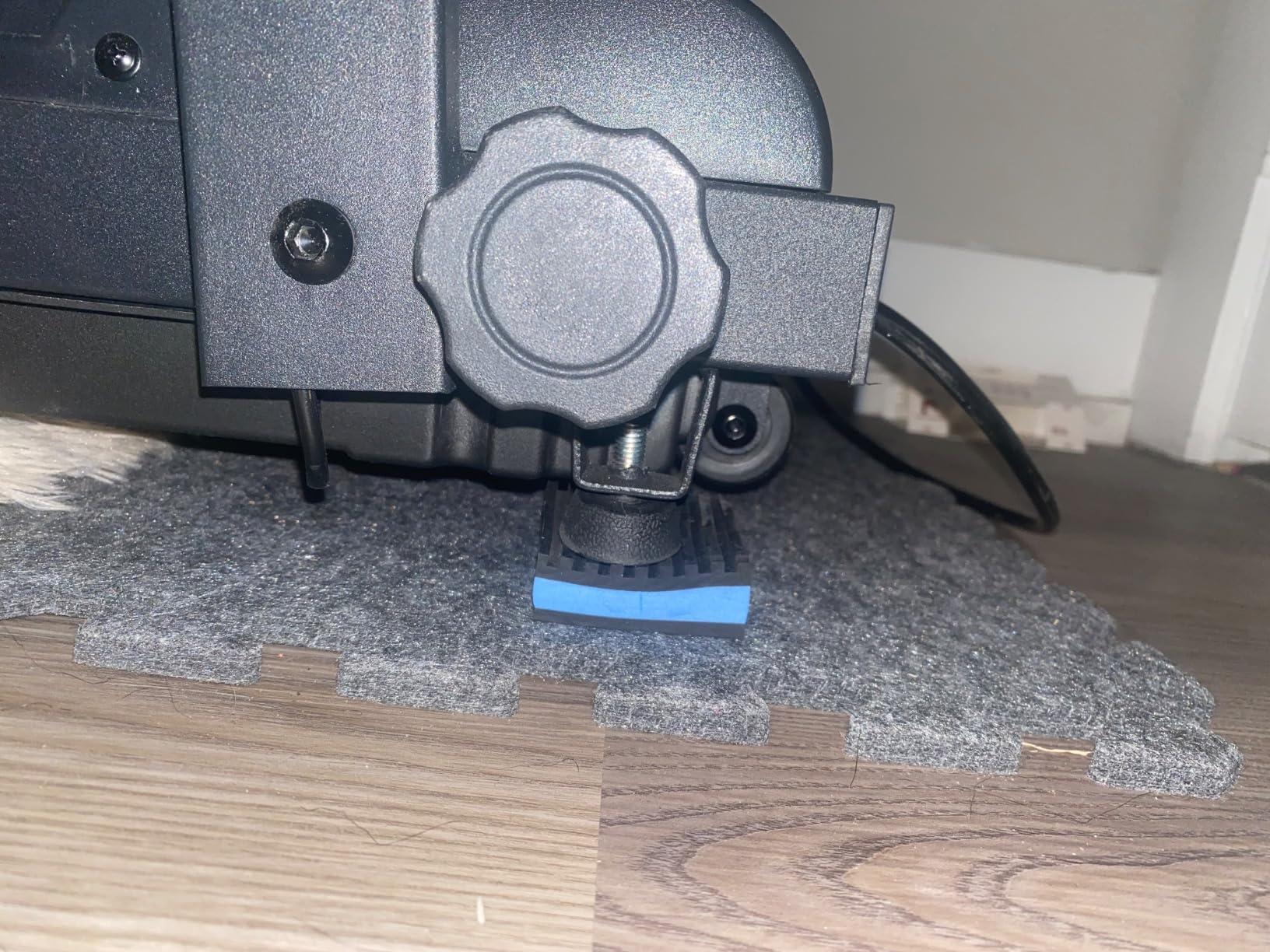 BXI Soundproof Interlocking Rug Pad 16 Pcs, 11x 11 x 0.4 inches Non Slip Rug Pads, High Density Noise Reduction Puzzle Felt Carpet Padding customer photo 1