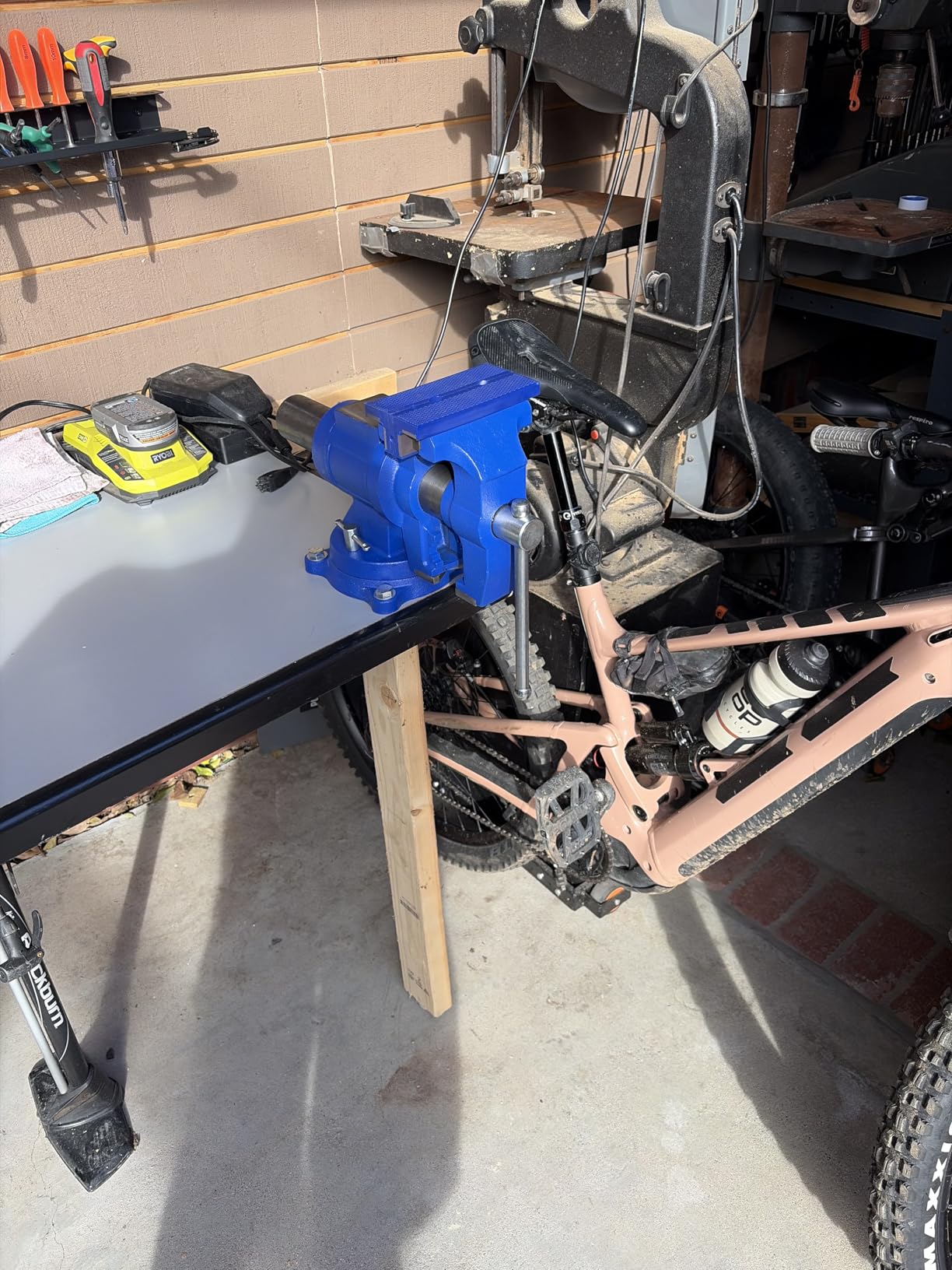 Forward HY-DT100-4IN Heavy Duty Bench Vise 360-Degree Swivel Base and Head with Anvil (4 Inch) customer photo 1