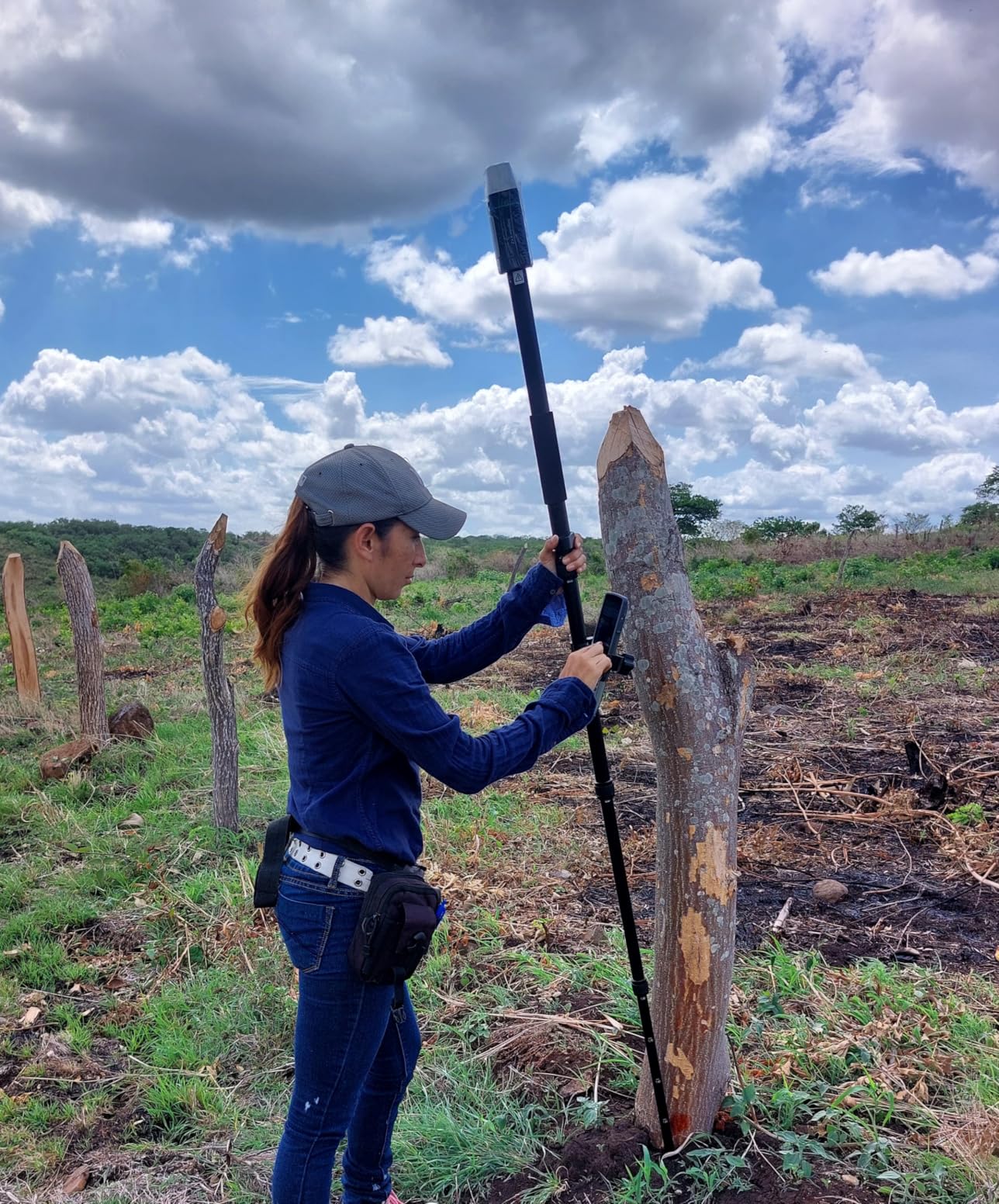 RTK GNSS Survey Equipment with Network RTK Rover, Handheld Controller and Survey Software, GNSS RTK GPS with 60° Tilt and Built-in IMU, for Construction and Geodetic or Land Survey Layout Planning customer photo 1