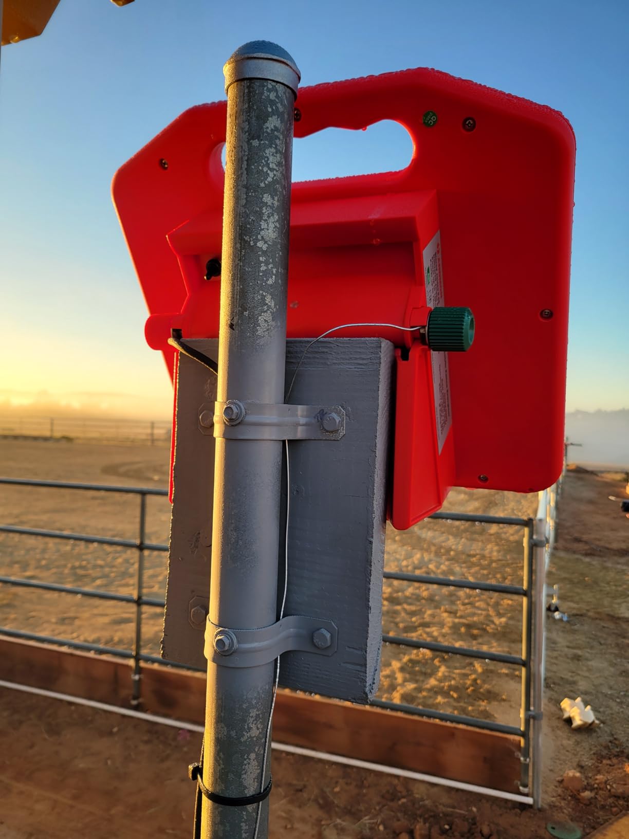 Andmon 50 Miles Solar Electric Fence Charger, 0.95 Joule High-Power Solar Fence Charger for Livestock, Horses, and Wildlife Control, Solar Electric Fence with Easy Installation customer photo 1