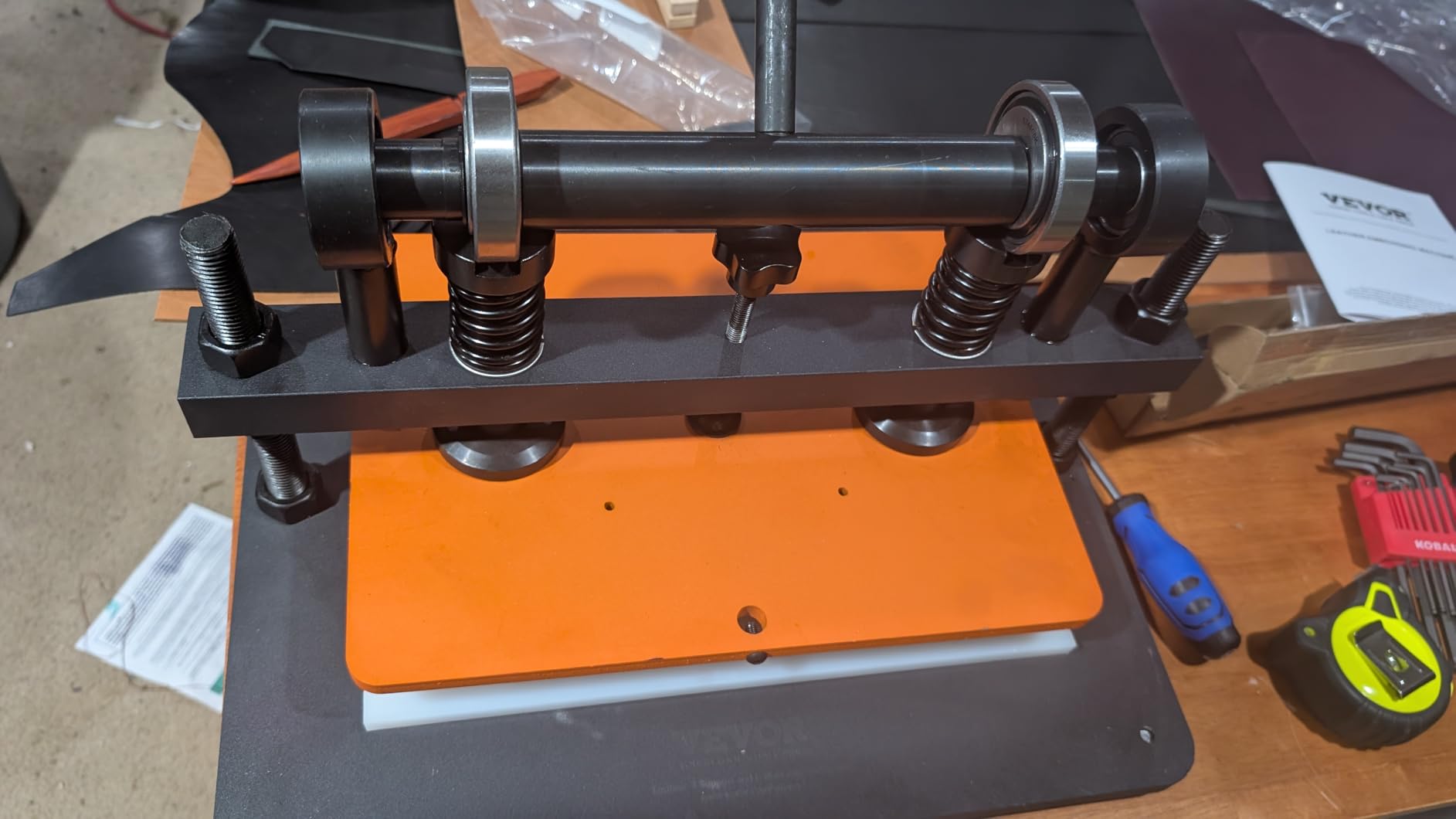 VEVOR Leather Cutting Machine, 7.1 x 3.9 in Embossing Plate Manual Die Cutter, 0.47 in Pressure Stroke Leather Embossing Machine, Dual Guide Shafts Die Cut Machine for Various of Materials customer photo 1