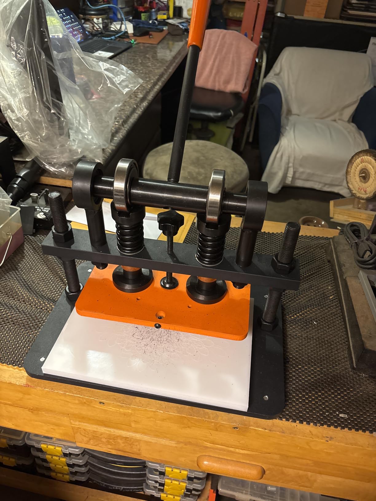 VEVOR Leather Cutting Machine, 10.2 x 5.9 in Embossing Plate Manual Die Cutter, 0.47 in Pressure Stroke Leather Embossing Machine, Dual Guide Shafts Die Cut Machine for Various of Materials customer photo 1