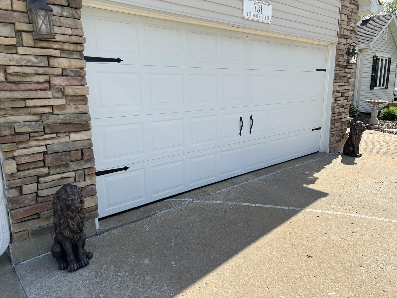 Glitzhome Guardian Sitting Lion Statue Regal Indoor and Outdoor Garden Sculpture for Home Entrance Porch and Yard, 27.75