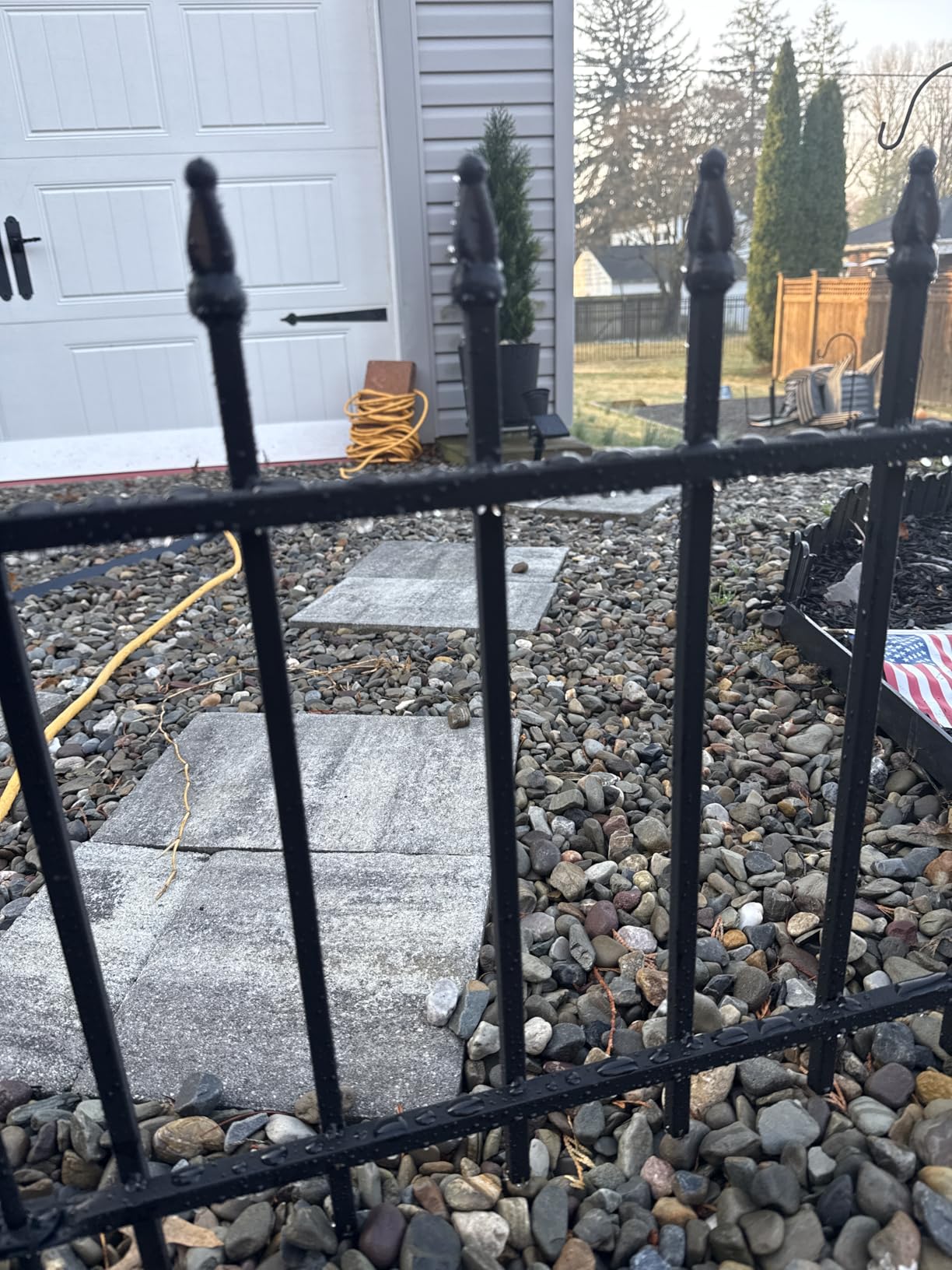 Metal Garden Fence with Gate 30 in H x 10 ft L, 1 Gate + 4 Panels Border Fence Panels Animal Barrier for Dogs, No Dig Garden Fencing for Yard Patio Flower Bed Lawn Outdoor, Black customer photo 1