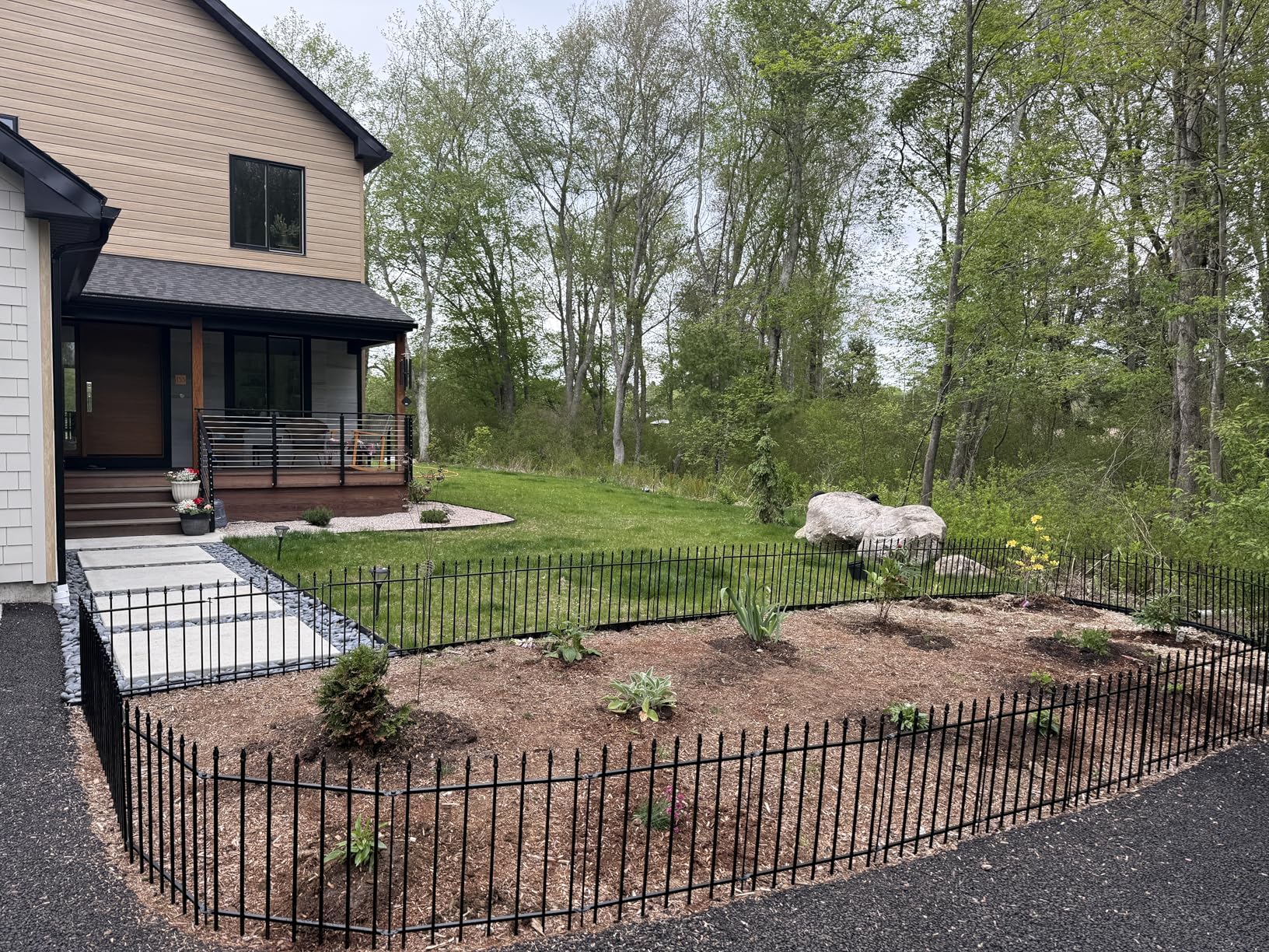 Metal Garden Fence with Gate 30 in H x 10 ft L, 1 Gate + 4 Panels Border Fence Panels Animal Barrier for Dogs, No Dig Garden Fencing for Yard Patio Flower Bed Lawn Outdoor, Black customer photo 2