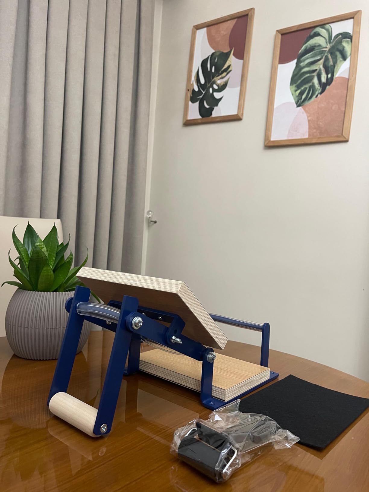 Linocut Press Machine - Lino Printmaking Tool for Relief & Block Printmaking - Manual Tabletop Art Press for Linoleum & Woodcut - A3 Size (16.5