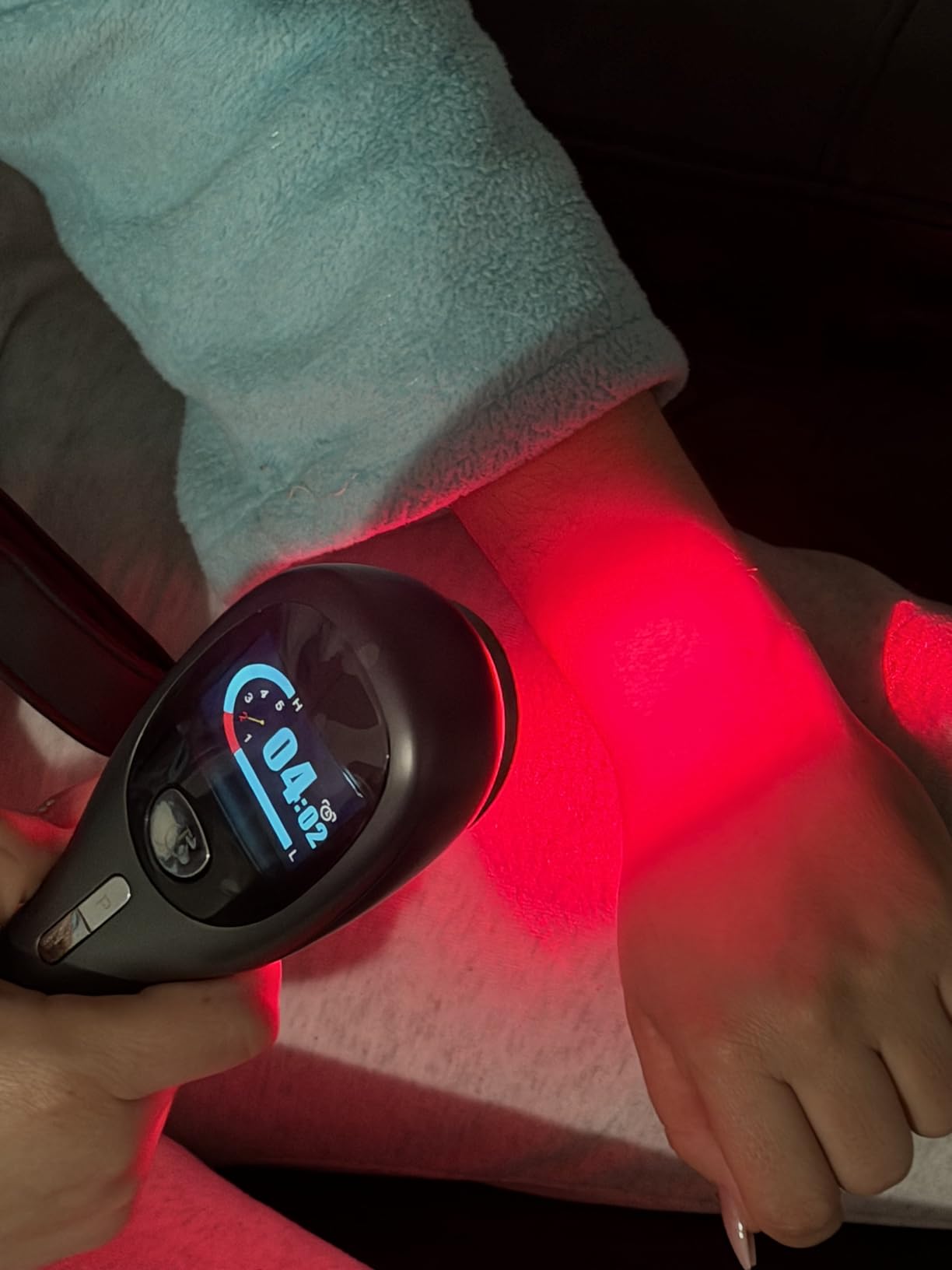 Handheld Red Light Therapy Wand with Stand, Infrared Light Therapy Device for Body, Portable Cold Red Light Therapy Gun for Muscle and Joint Pain (4 * 808nm+14 * 650nm) customer photo 2