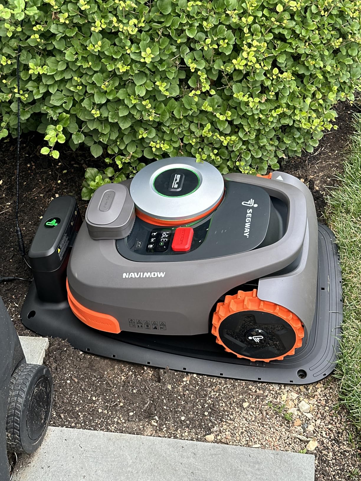 Segway Navimow H3000N-VF Robot Lawn Mower Perimeter Wire Free, 0.74 Acre RTK+Vision Robotic Lawnmower, Virtual Boundary, Systematic Mowing, APP Control, Anti-Theft 54dB(A) Quiet, Multi-Zone Management customer photo 1