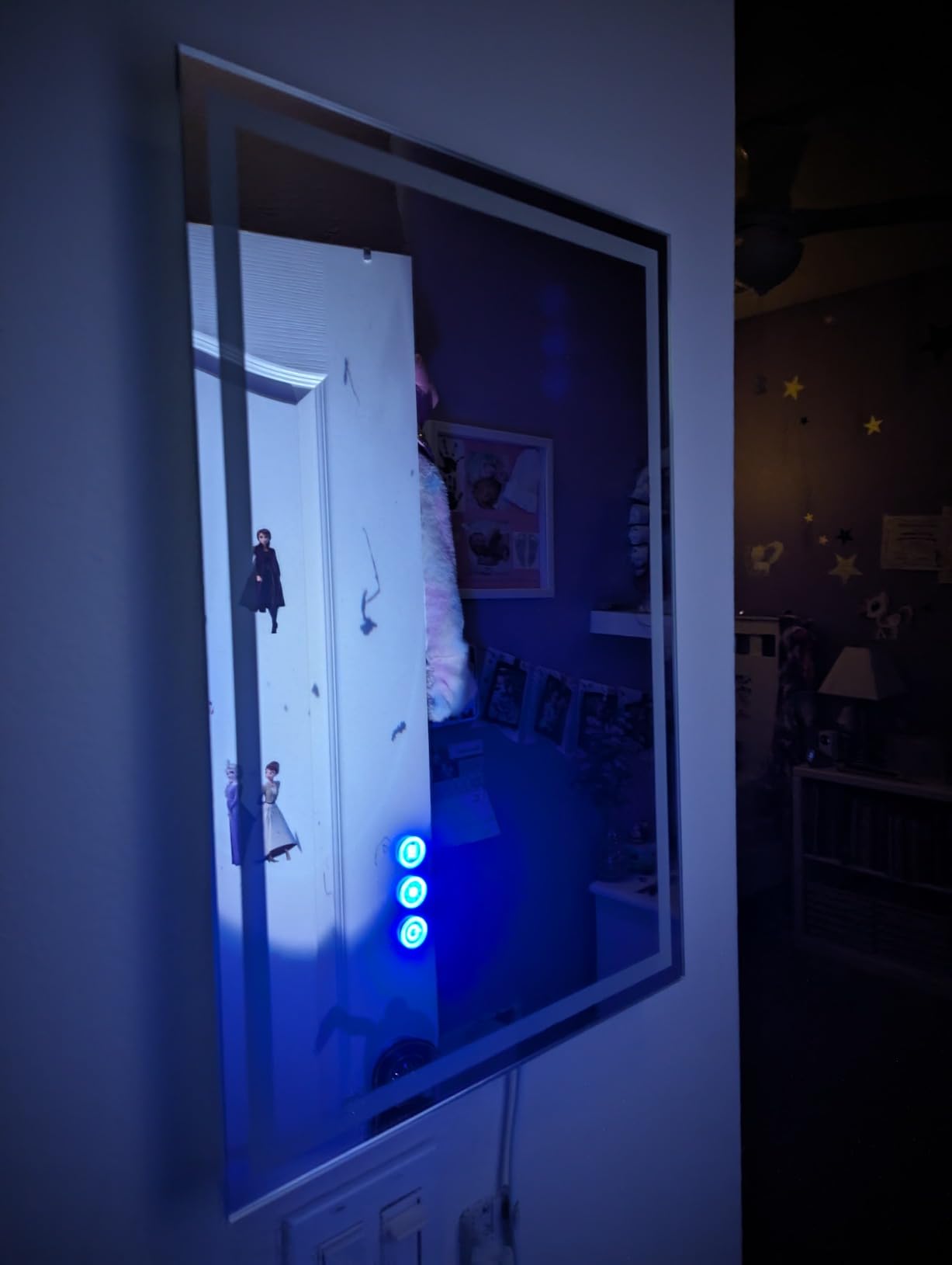 oneup 24x32'' LED Bathroom Mirror,Lighted Bathroom Mirror with Lights,Dimmable 3 Colors Temperature,Anti-Fog,Modern Vanity Mirrors for Wall,Touch Screen,Memory, Shatterproof customer photo 1