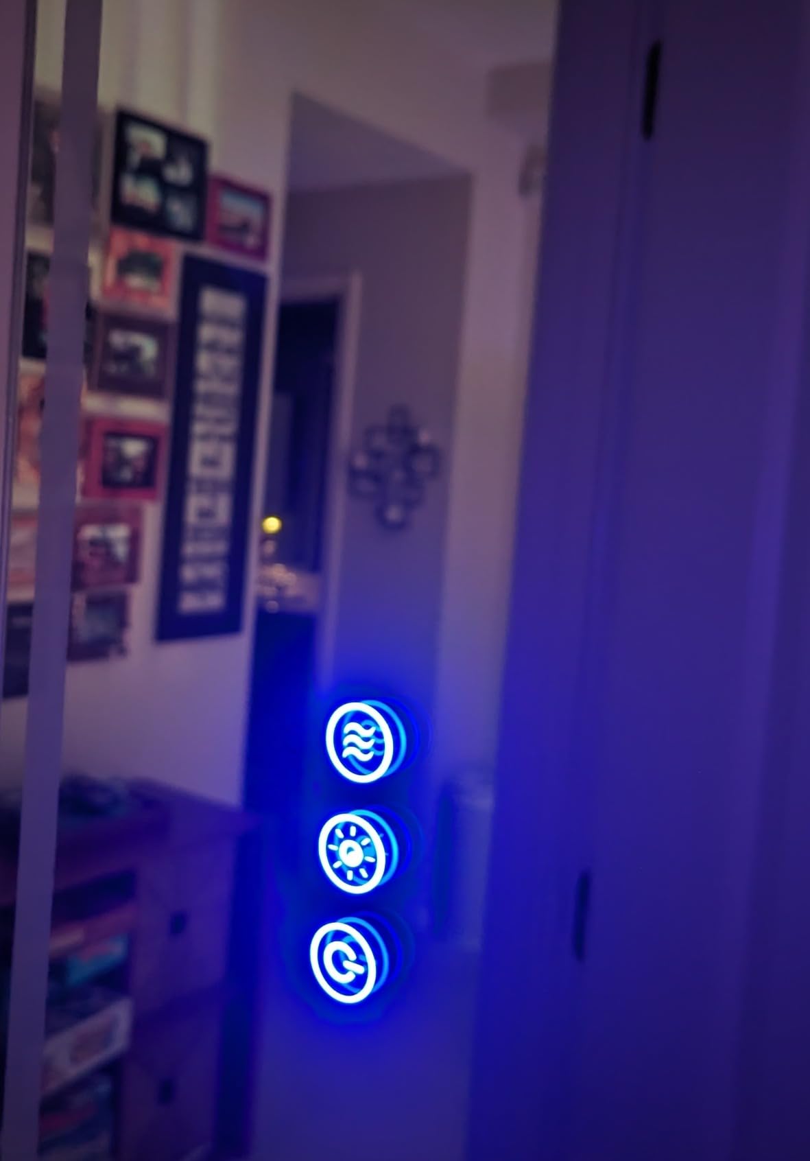 oneup 24x32'' LED Bathroom Mirror,Lighted Bathroom Mirror with Lights,Dimmable 3 Colors Temperature,Anti-Fog,Modern Vanity Mirrors for Wall,Touch Screen,Memory, Shatterproof customer photo 2