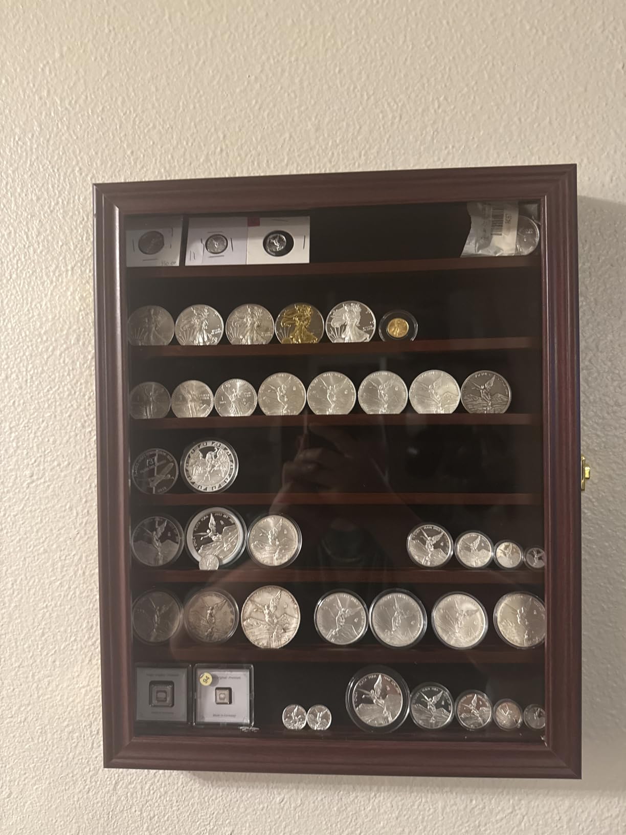 Jinchuan Military Challenge Coin Display Case Lockable Cabinet Holder Shadow Box with Removable 2 Grooves Shelves and Anti Fade Acrylic Glass for Casino Poker Chips Collectibles, Extra Large - Black customer photo 1