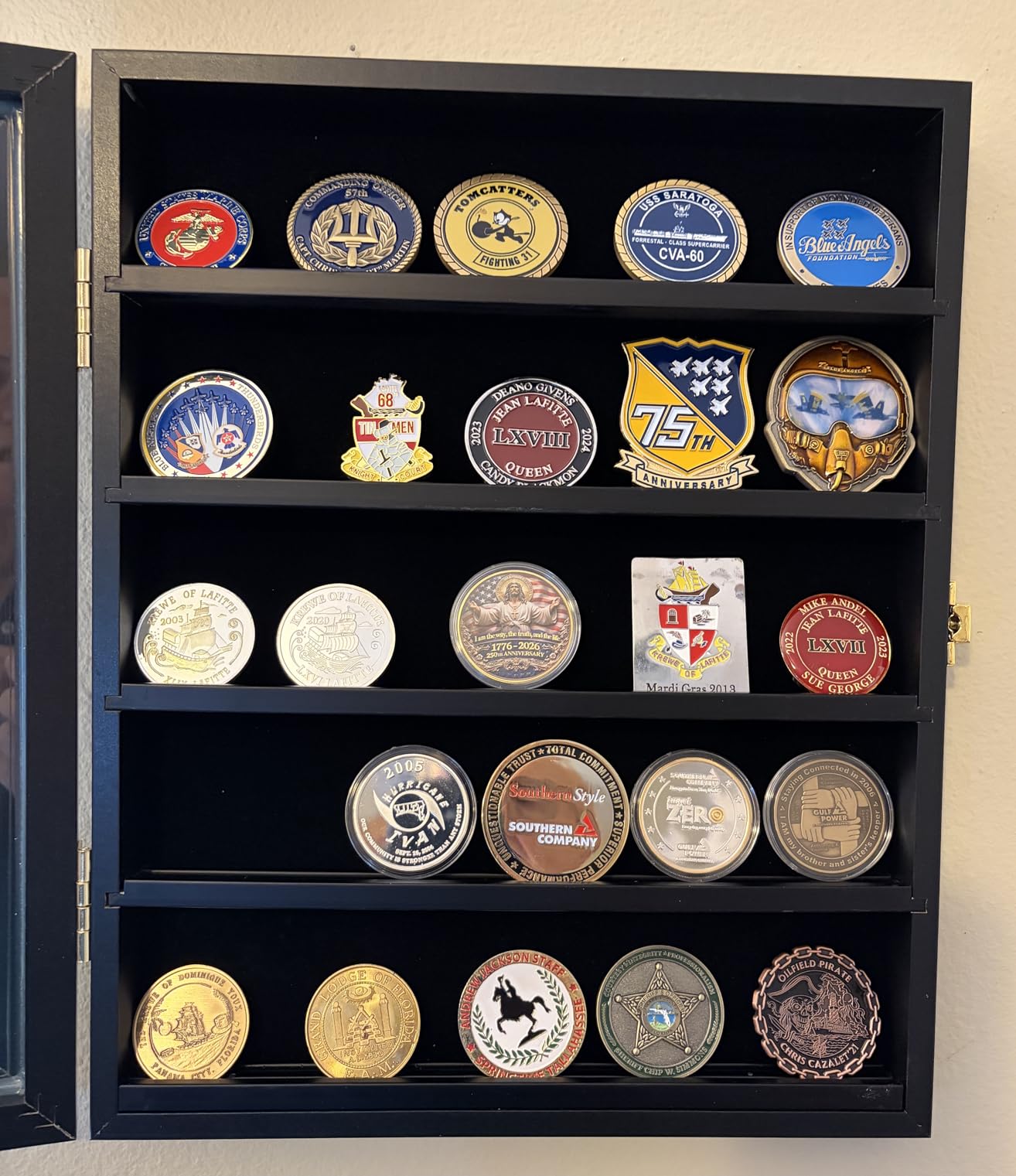 Jinchuan Military Challenge Coin Display Case Lockable Cabinet Holder Shadow Box with Removable 2 Grooves Shelves and Anti Fade Acrylic Glass for Casino Poker Chips Collectibles, Extra Large - Black customer photo 2