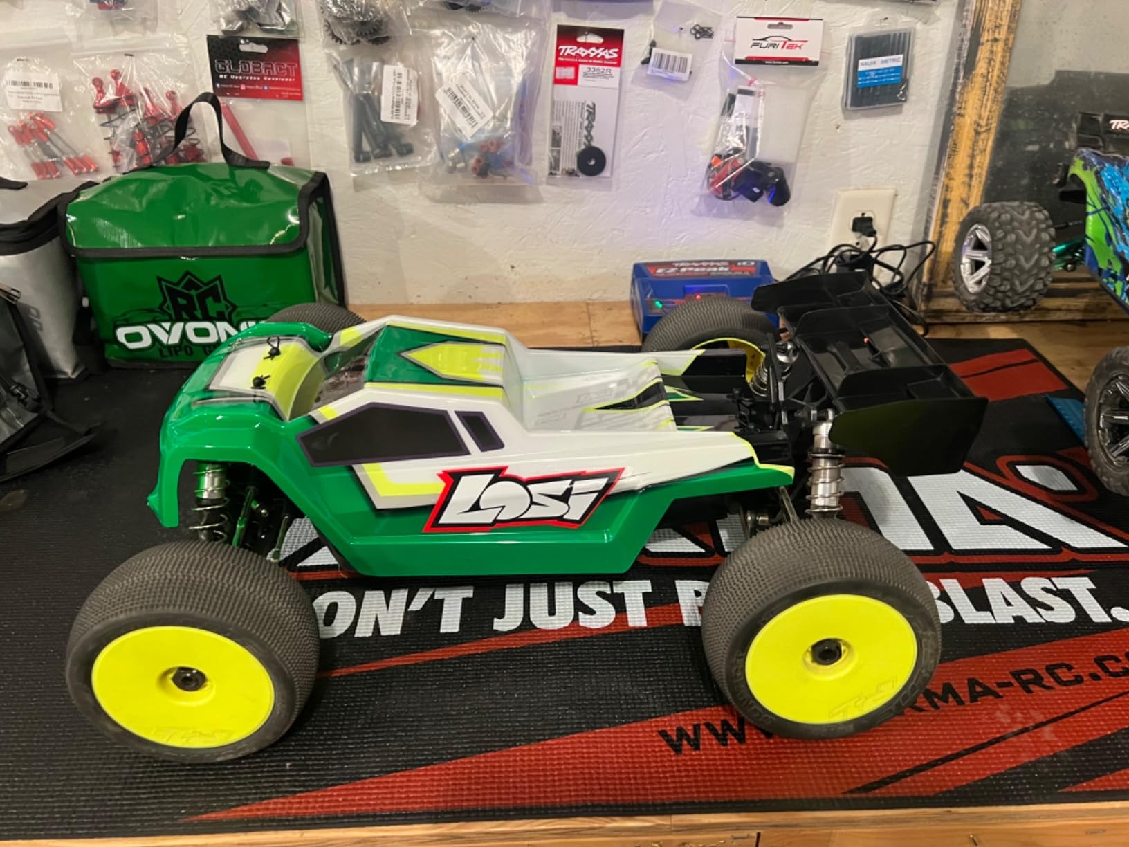 Losi 1/8 8IGHT-XTE 4S 4X4 RTR Brushless Race Truggy Clear LOS04020 customer photo 1