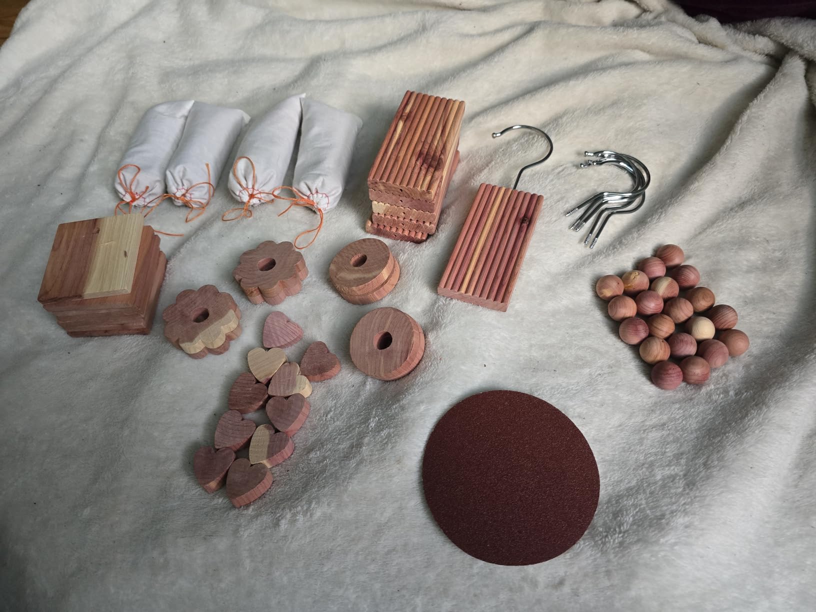 Woodever 16 Pack Cedar Planks for Clothes Storage, Aromatic Red Cedar Wood Hangers with Metal Hooks, 100% Natural Scent, with Sandpaper Freshener, for Drawers and Wardrobes customer photo 1